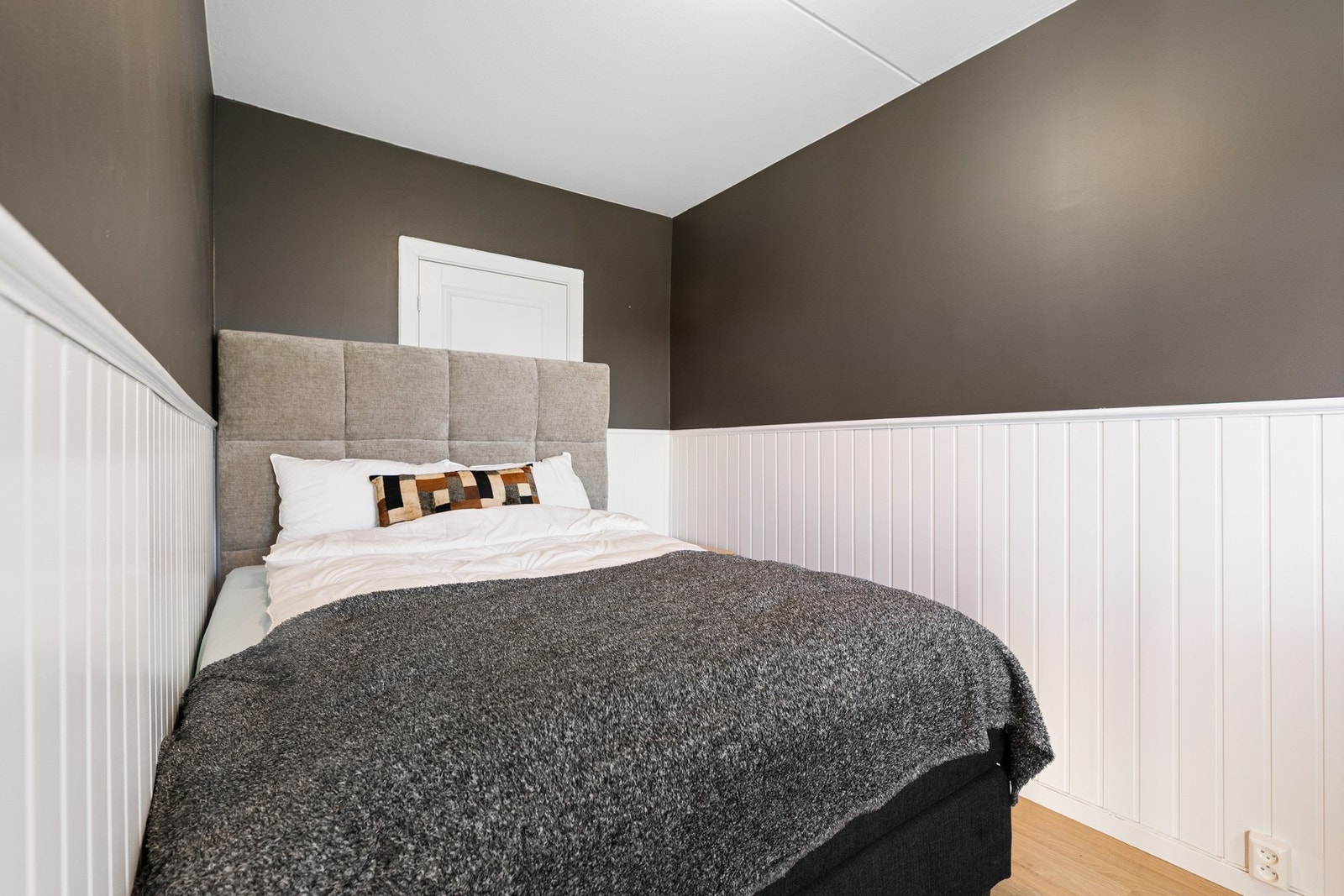 Soverom med plass til seng og garderobeløsning Galleribilde