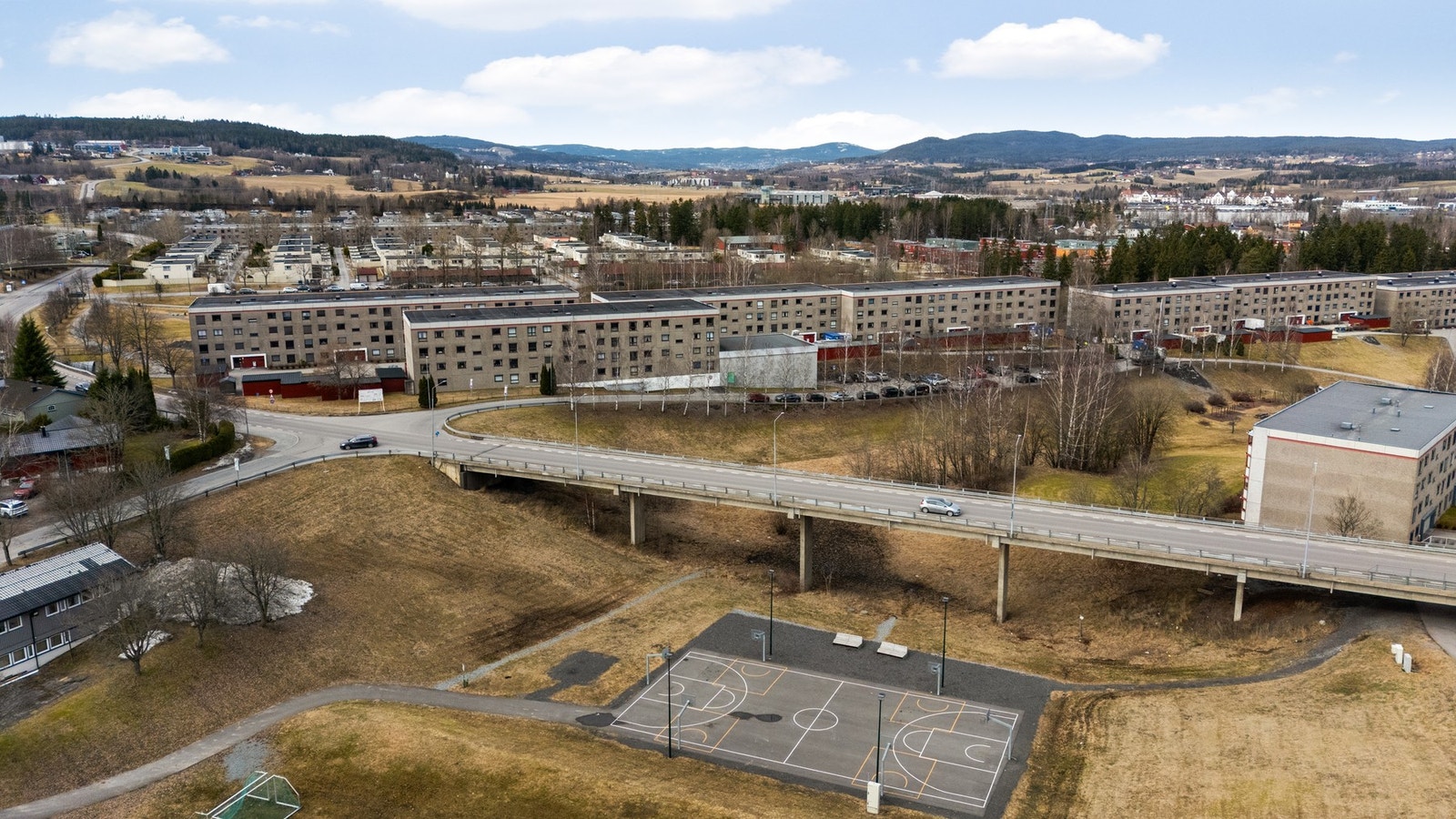 Skjetten - i området finner man lekeplasser, ballbinger, tur- og sykkelstier Galleribilde