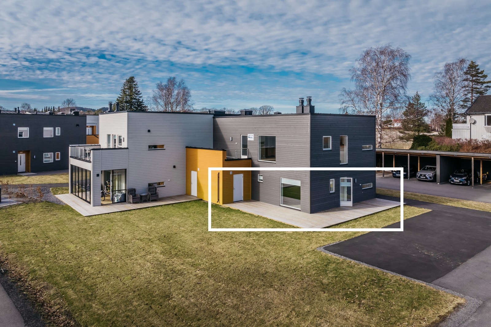 Leiligheten ligger i praktisk 1. etasje med direkte tilkomst til både platting og hage. Galleribilde
