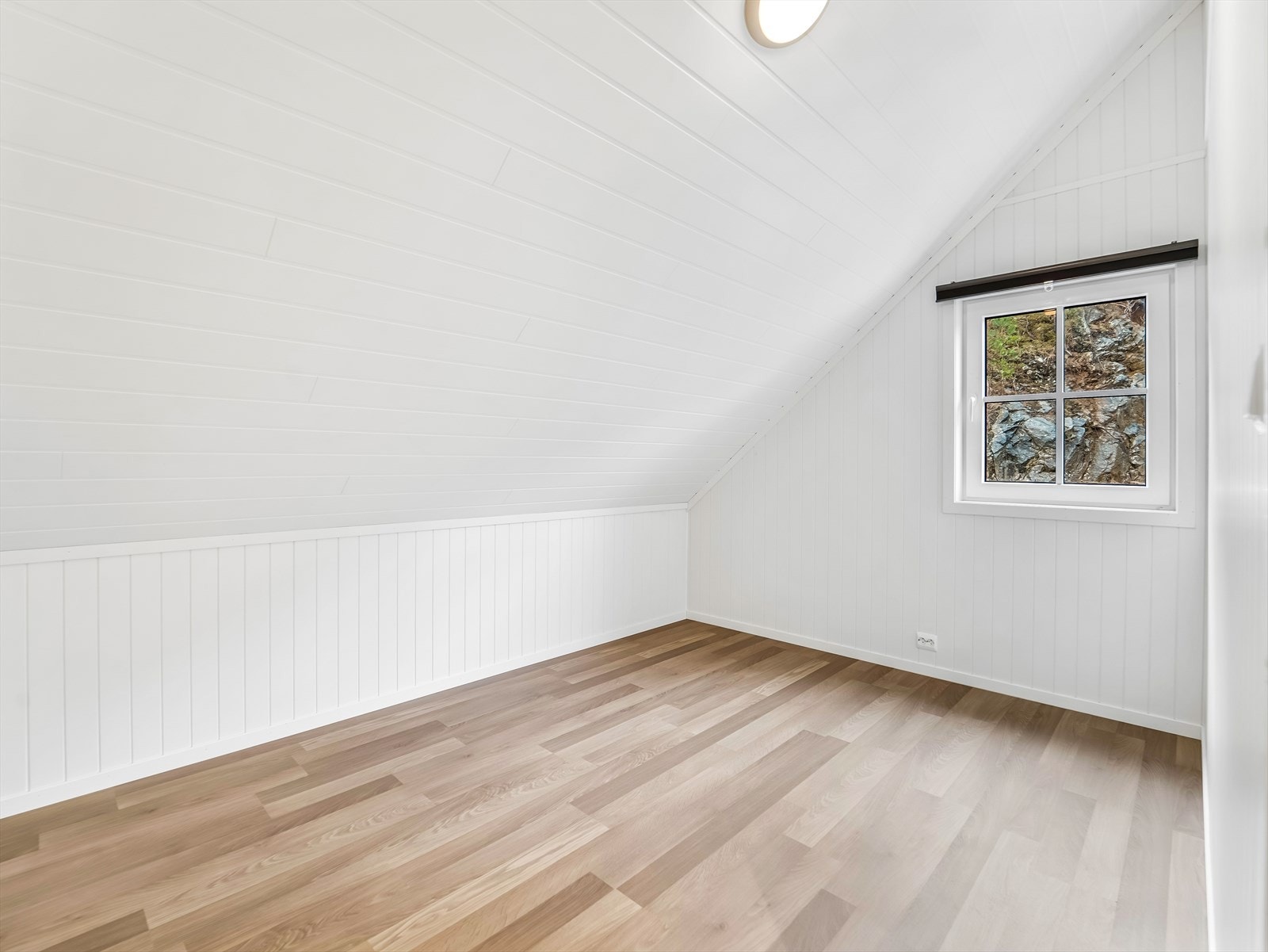 Loft i båthuset - loftet er ikke godkjent til rom for varig opphold. Galleribilde