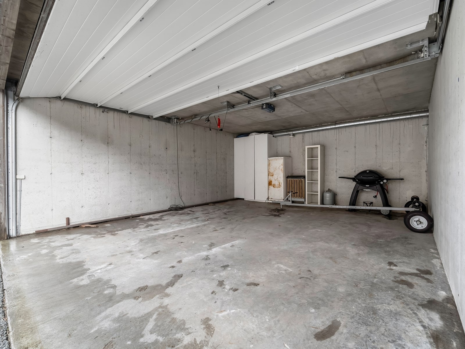 Garasje med god plass til både bil og oppbevaring. Automatisk portåpner. Galleribilde