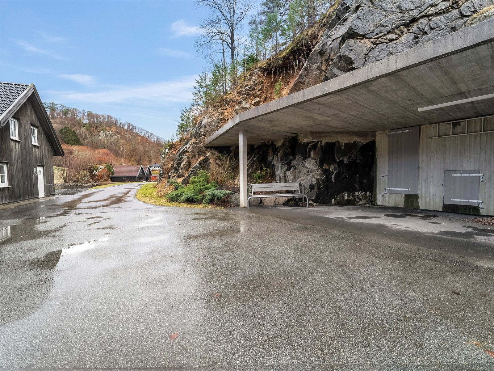 Halvdel av carporten tilhører leiligheten. Galleribilde