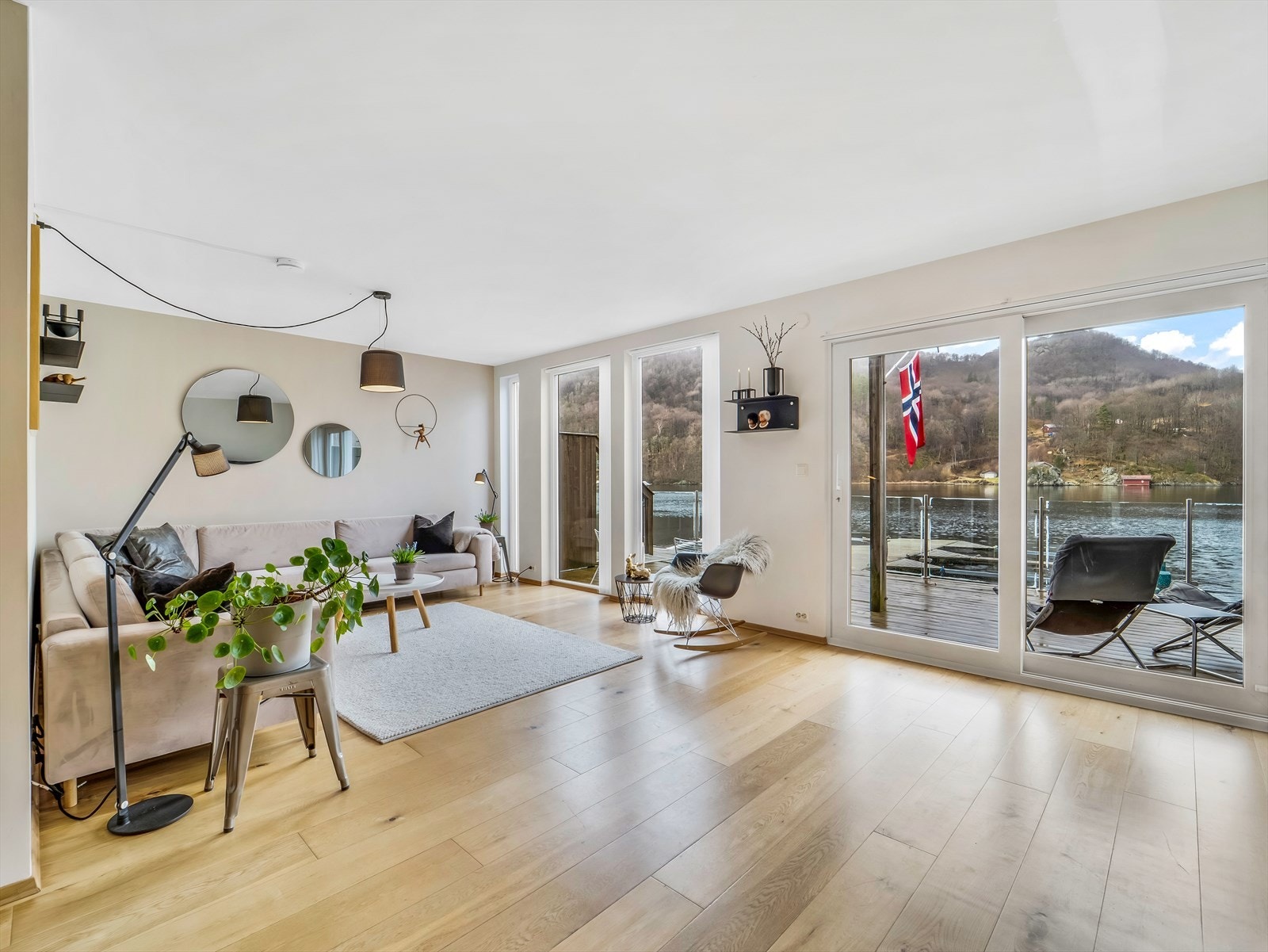 I stua er det store vindusflater som slipper inn rikelig med naturlig lys Galleribilde