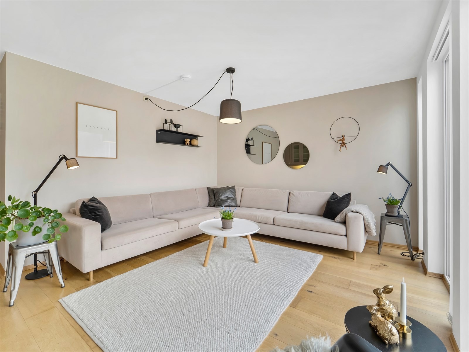 I stua har man god plass til sofagruppe Galleribilde