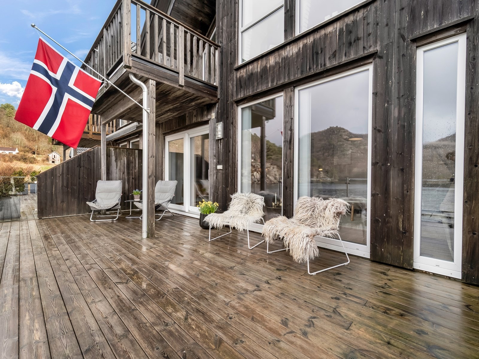 Solrik terrasse hvor man kan nyte fine dager sammen med venner og familie! Galleribilde