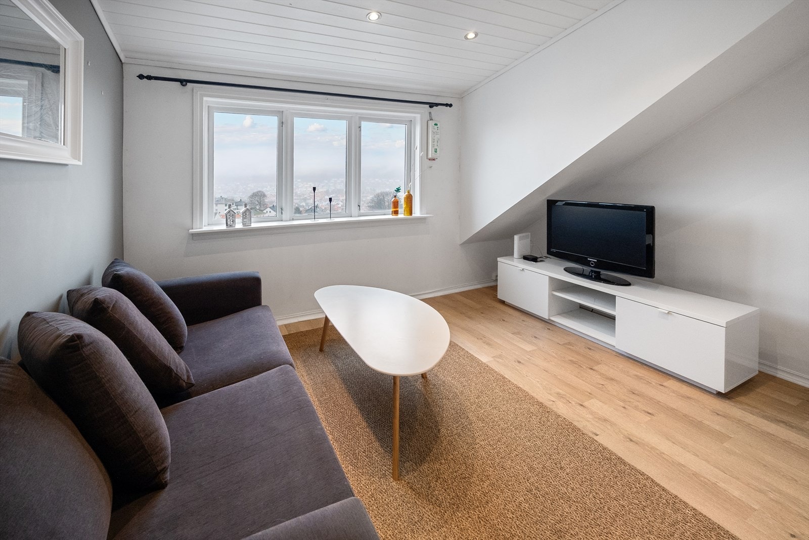 Innbydende stue med gode lysforhold og fin utsikt Galleribilde