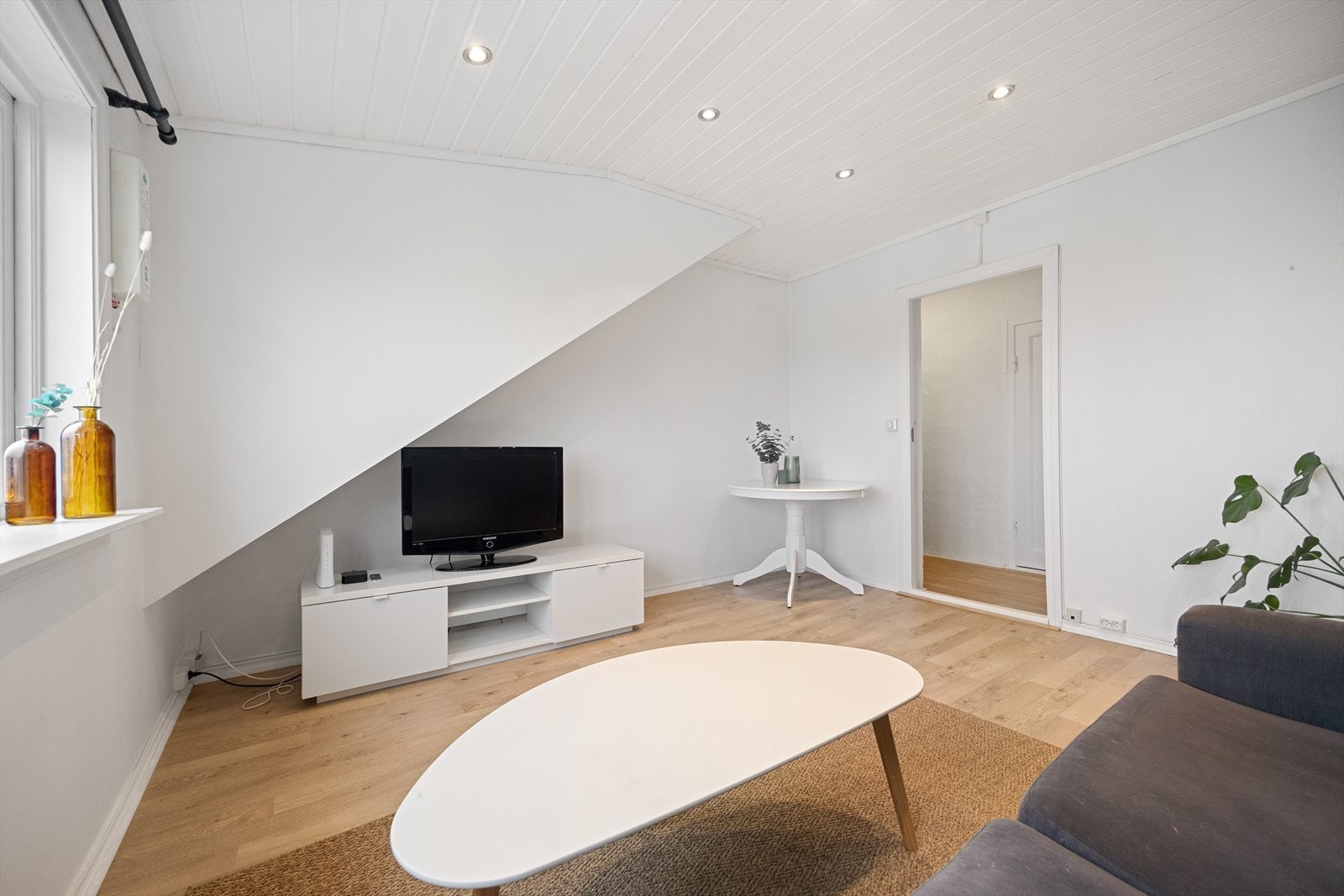 Rommet har en fin utforming, med god plass til både sofagruppe og spisebord Galleribilde