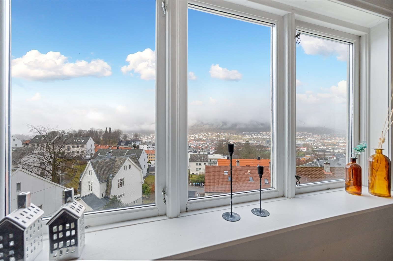 Fra stuen har man nydelig utsikt mot Løvstakken og mot Bergensdalen Galleribilde