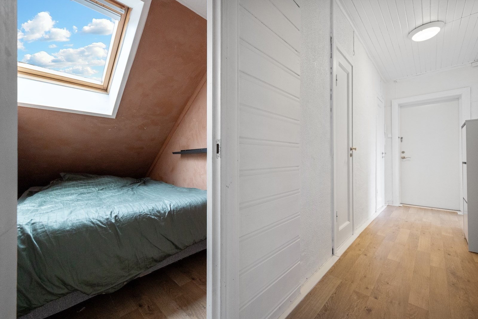 I tillegg er det laget til en sovealkove hvor man har plass til en seng Galleribilde