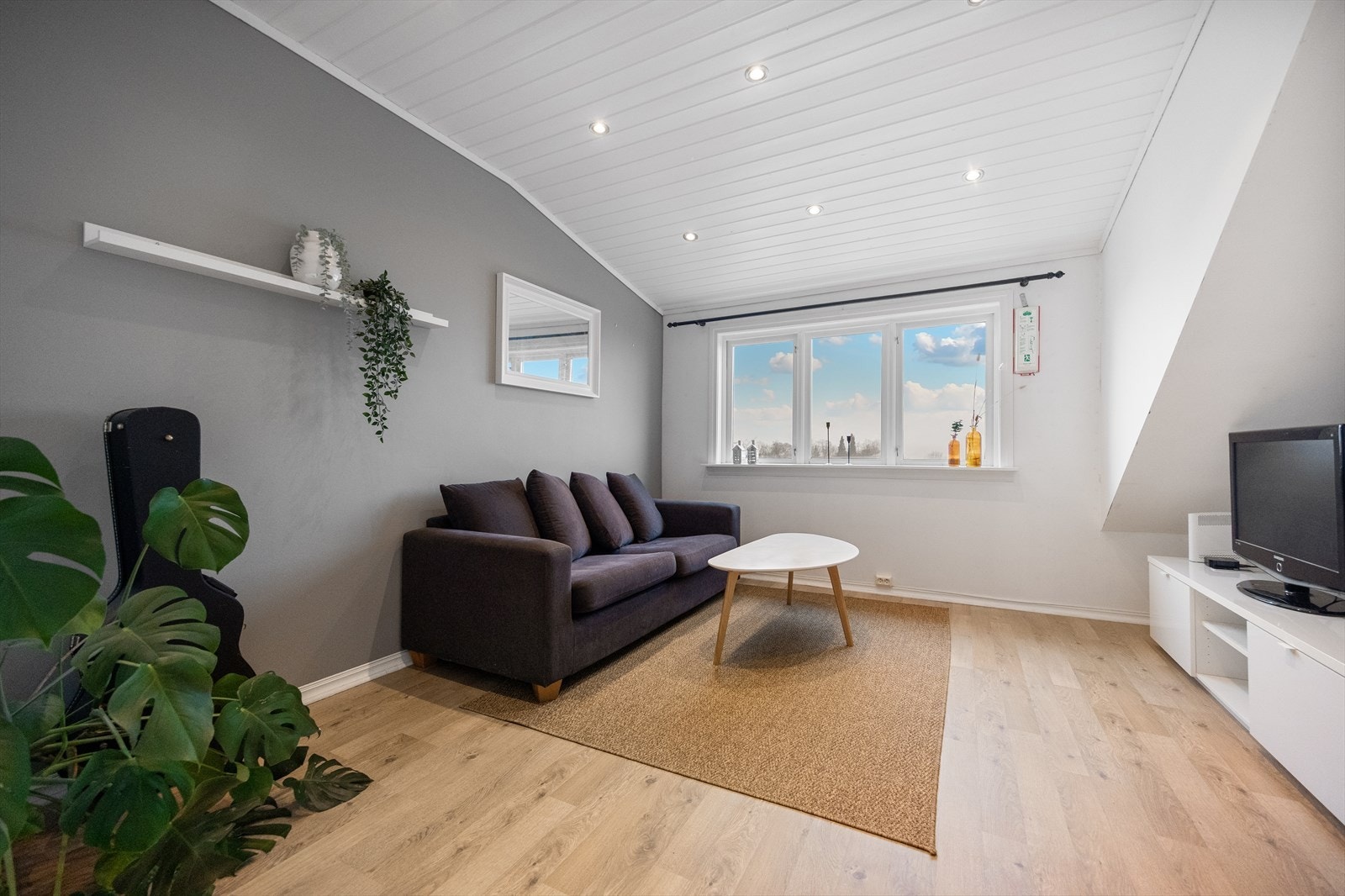 Stuen er av god størrelse og måler 13,20 m² hvor man har god plass til både sofa og spisebord Galleribilde