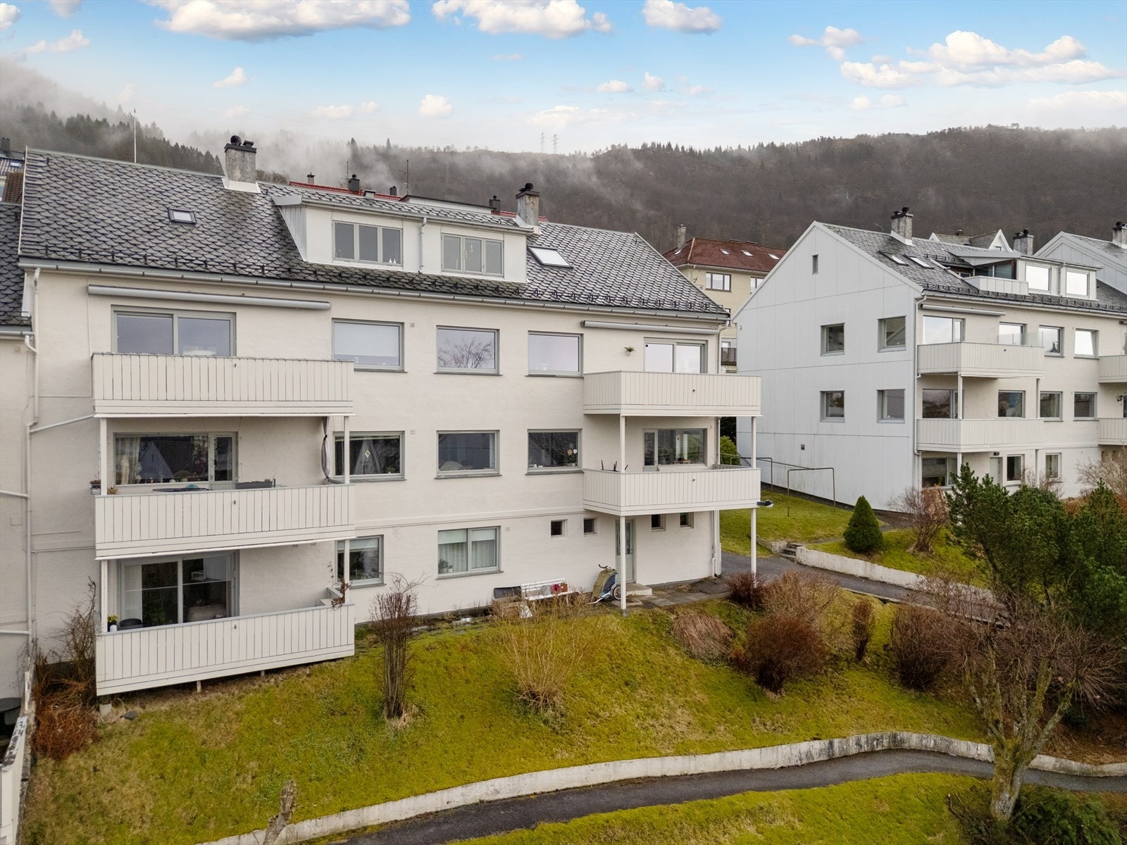 Leiligheten ligger fint til i byggets toppetasje. Galleribilde