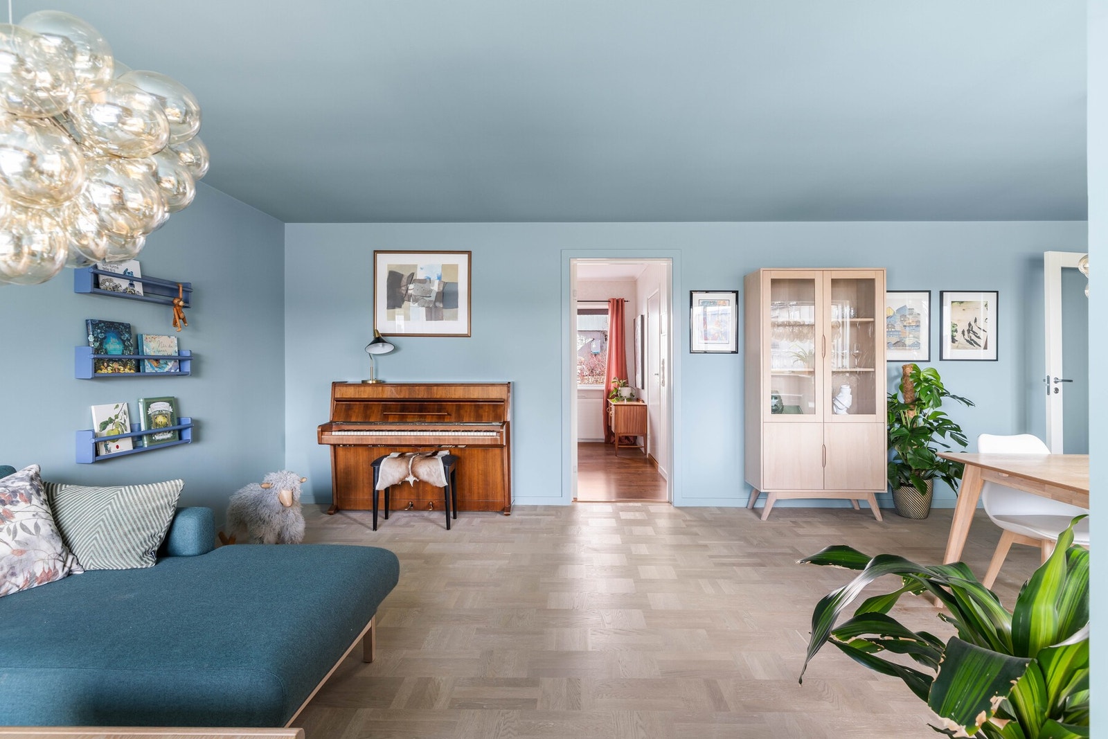 Stuegulvet er det samme som i gangen, og både tak og vegger er malt i en trendy blåtone som gir rommet en lun og sofistikert atmosfære. Galleribilde
