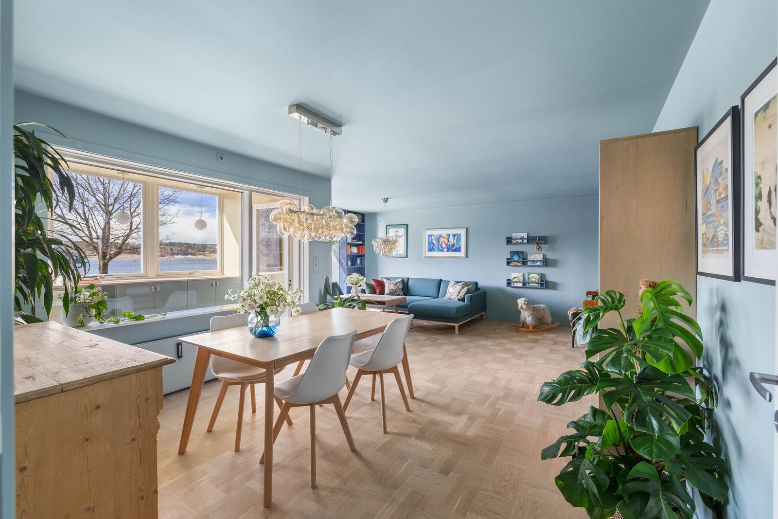 Som samlingssted har leiligheten en innbydende og romslig stue med godt lysinnslipp og utsikt mot sjøen. Her kan man også nyte vakre solnedganger. Galleribilde