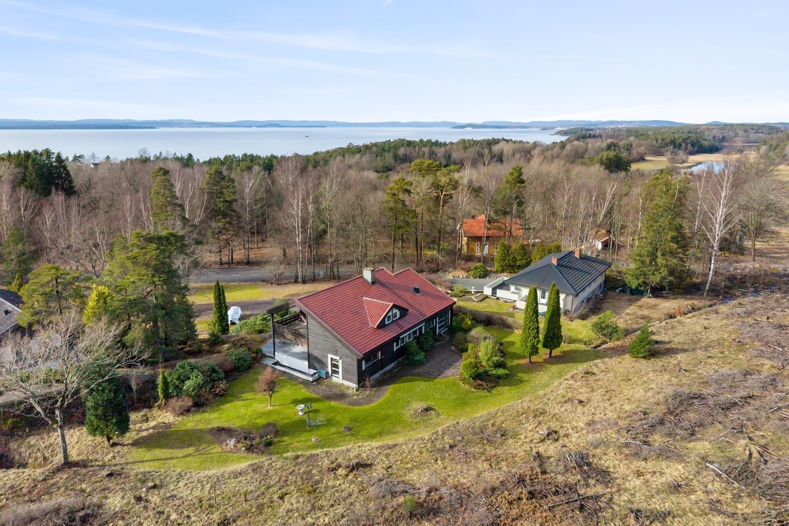 Fyrgangen ligger i naturskjønne omgivelser i nærheten til sjø og natur Galleribilde