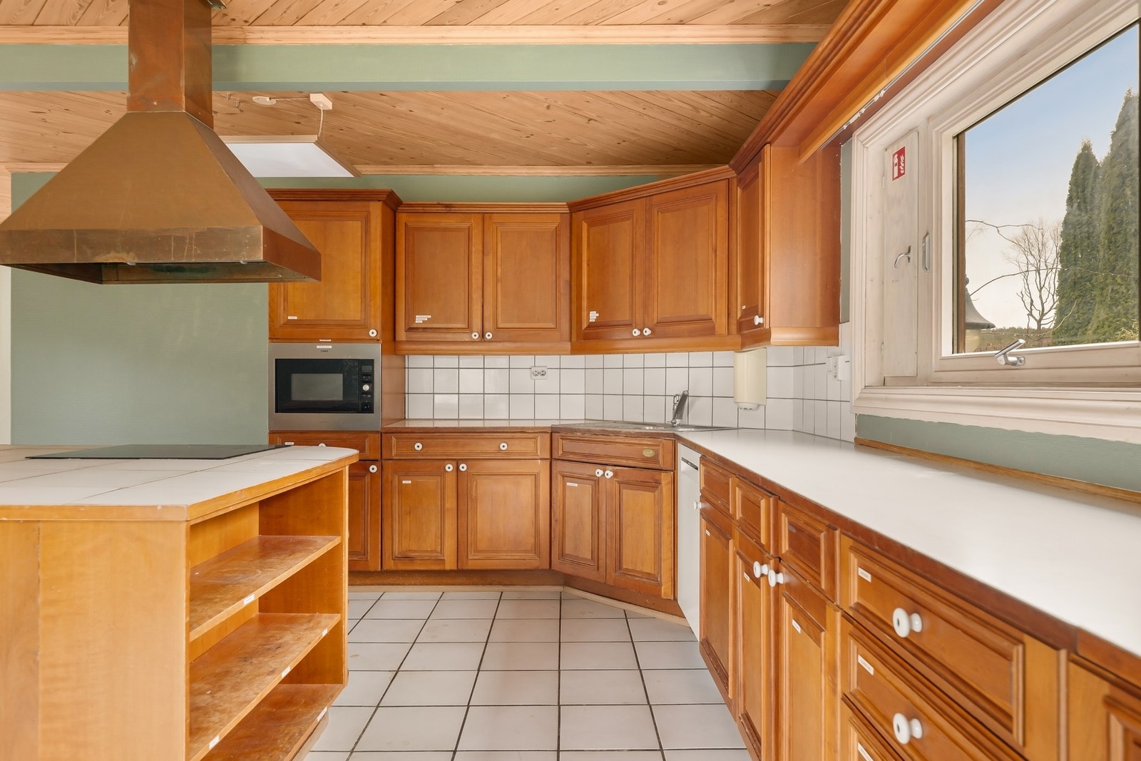 Integrerte hvitevarer består av mikro, komfyr, platetopp og oppvaskmaskin. Kjøkkenventilator med avtrekk ut Galleribilde