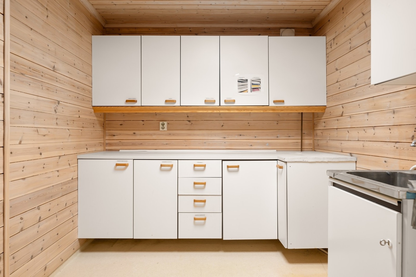 Eget vaskerom med god oppbevaringsplass Galleribilde