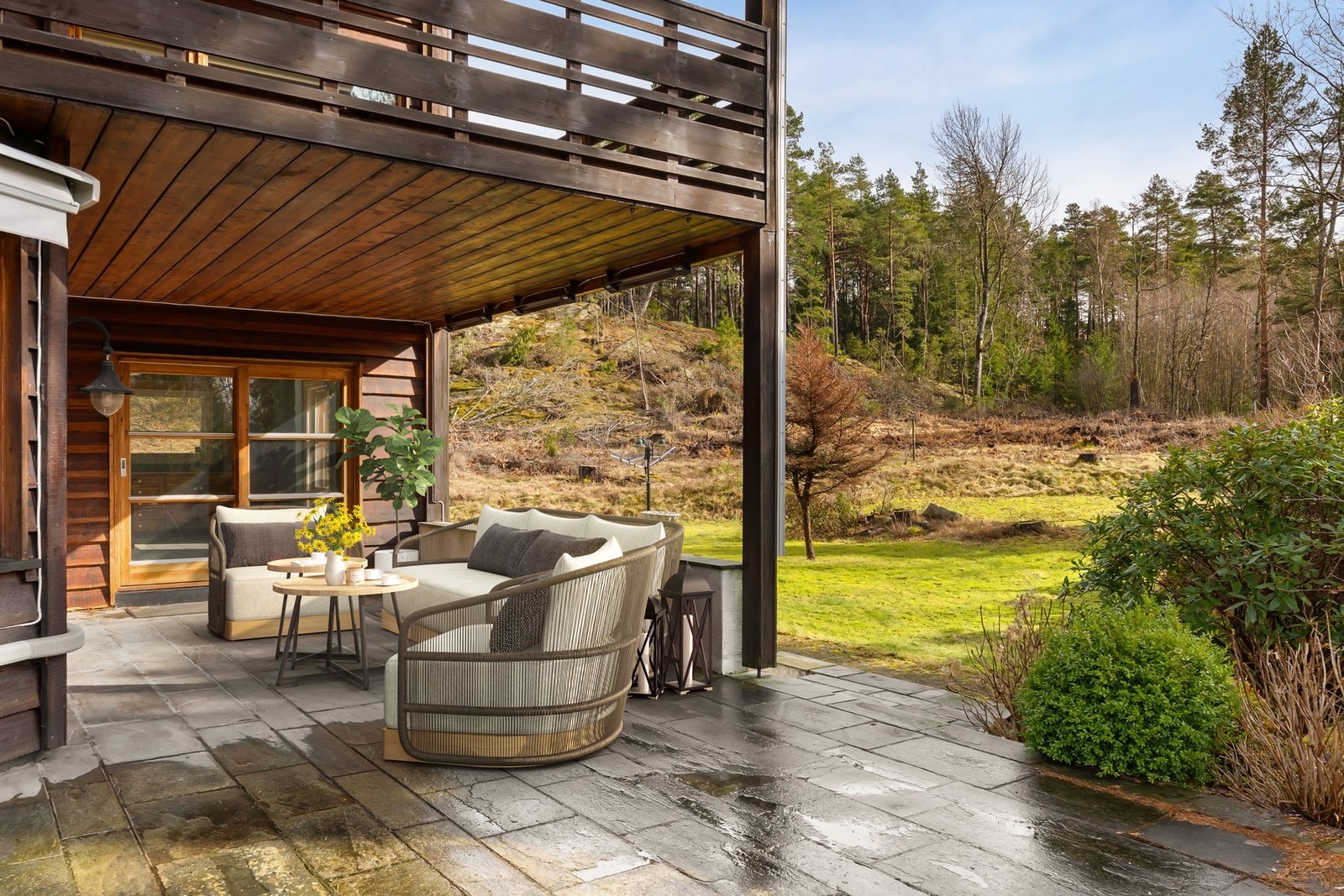 Fin steinlagt uteplass med kveldssol (digitalt stylet) Galleribilde