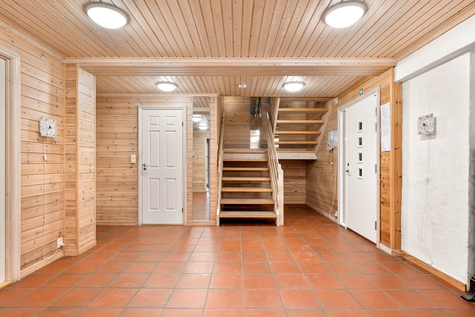 Herfra er det adkomst til resterende rom i underetasjen Galleribilde