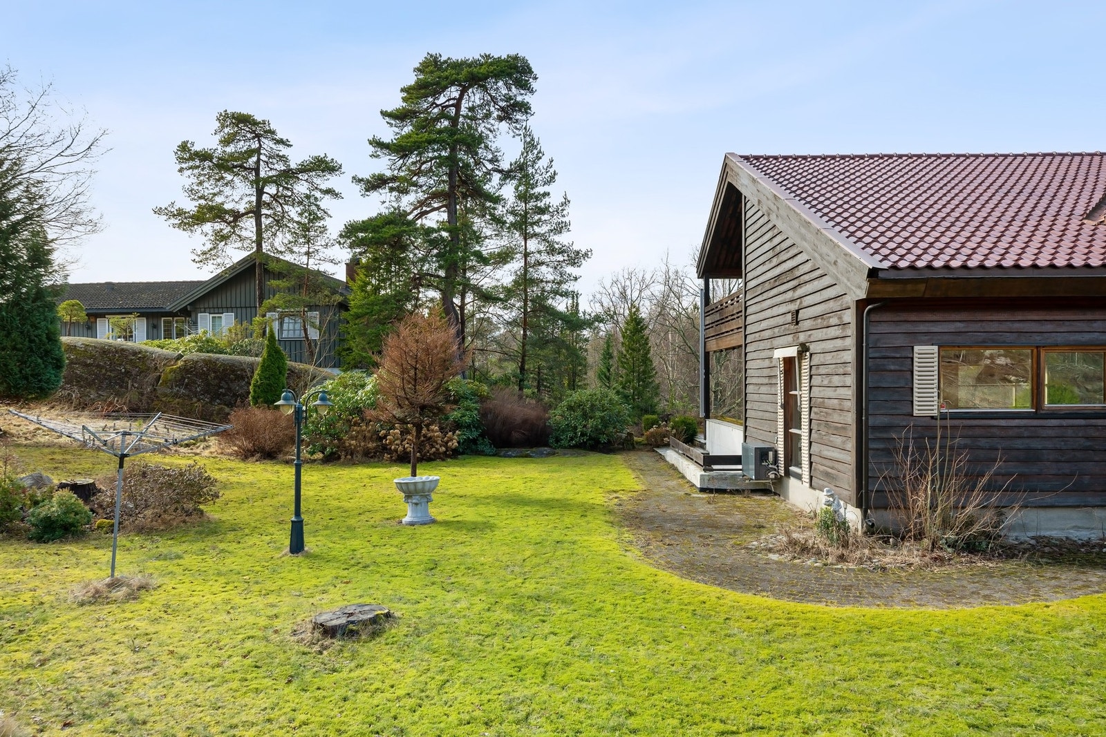 Videre adkomst fra uteplassen til eiendommens hage Galleribilde