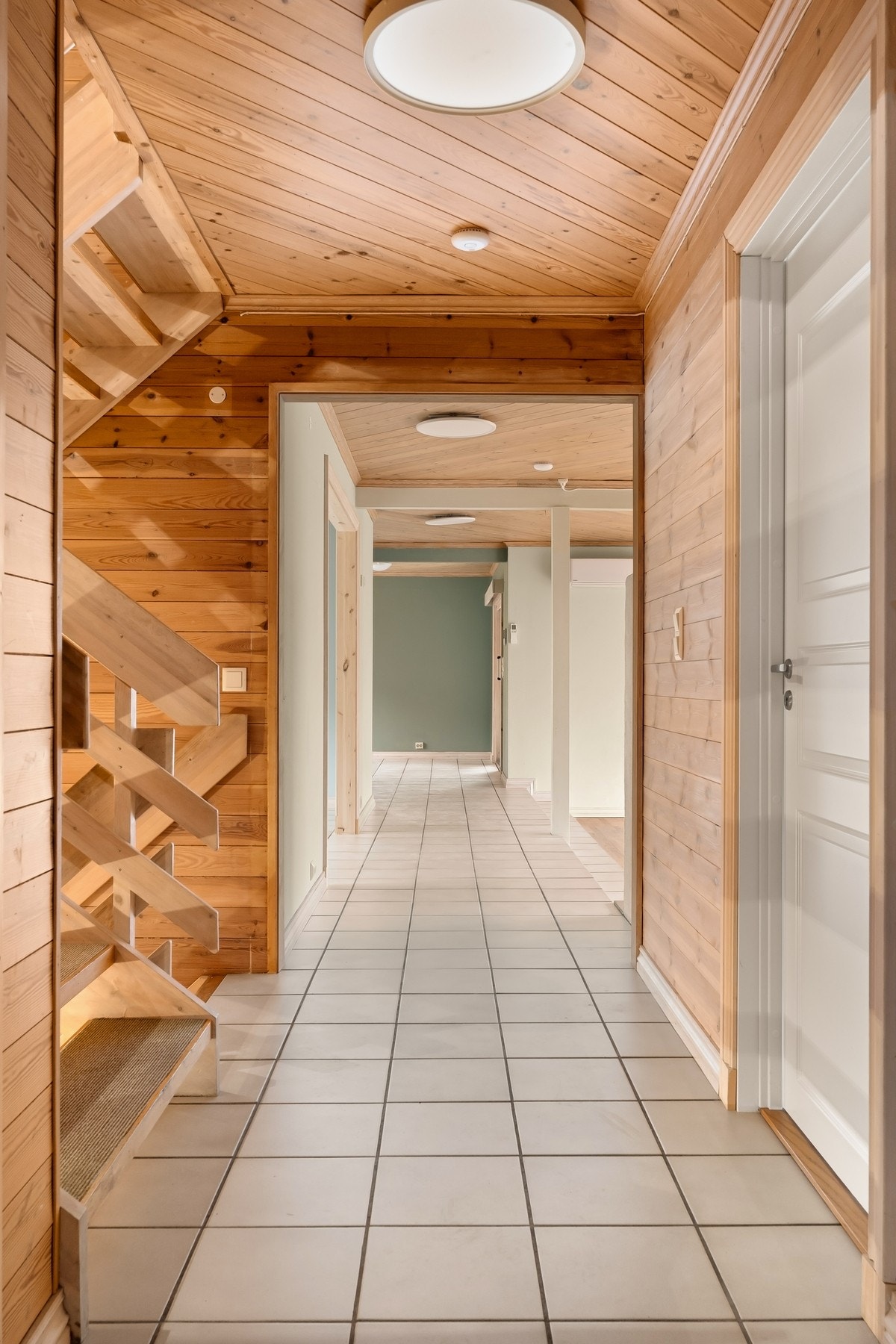 I boligens første etasje er det 2 stuer, kjøkken med utgang til uteplass og 3 soverom Galleribilde