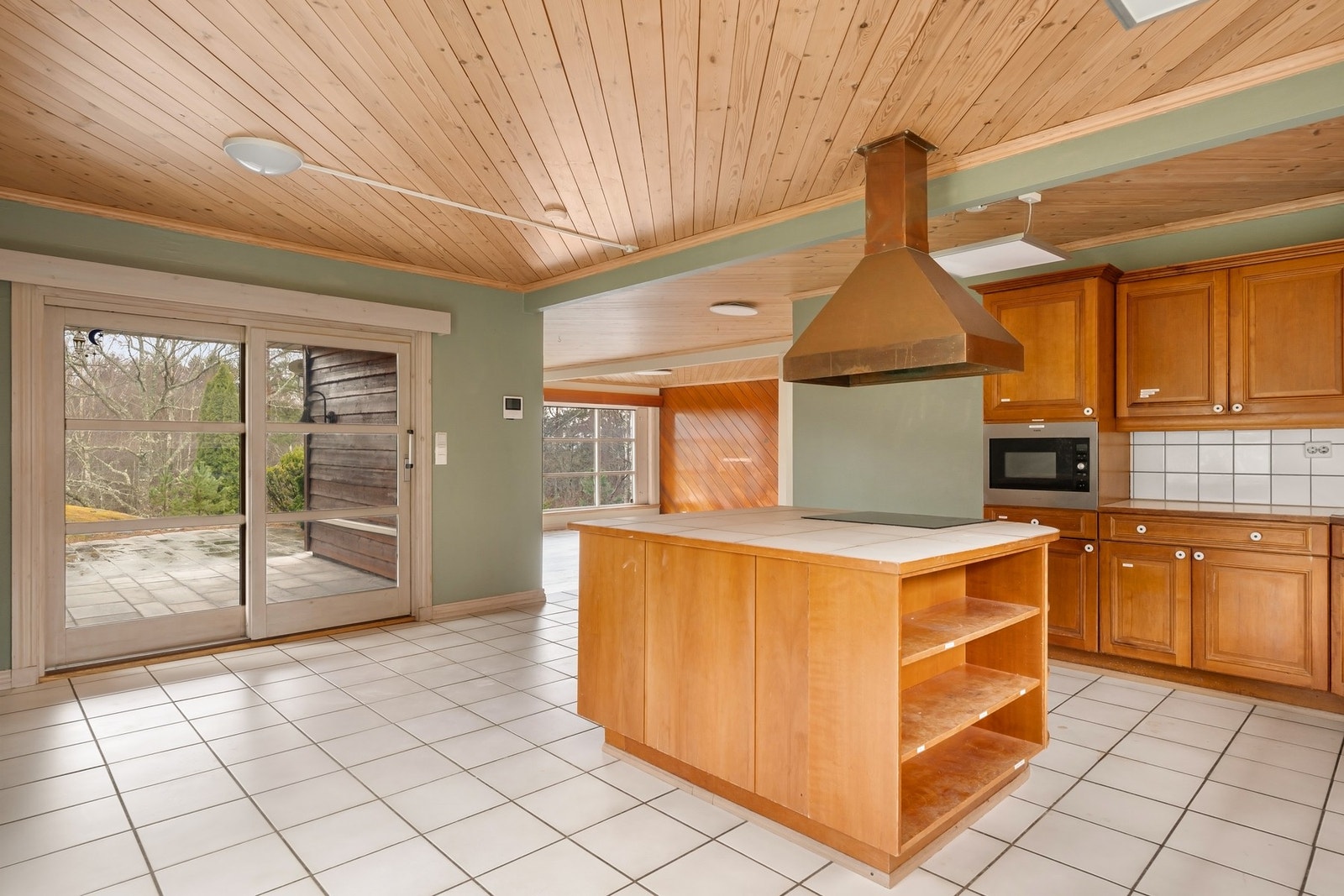 Utgang til skiferlagt uteplass Galleribilde