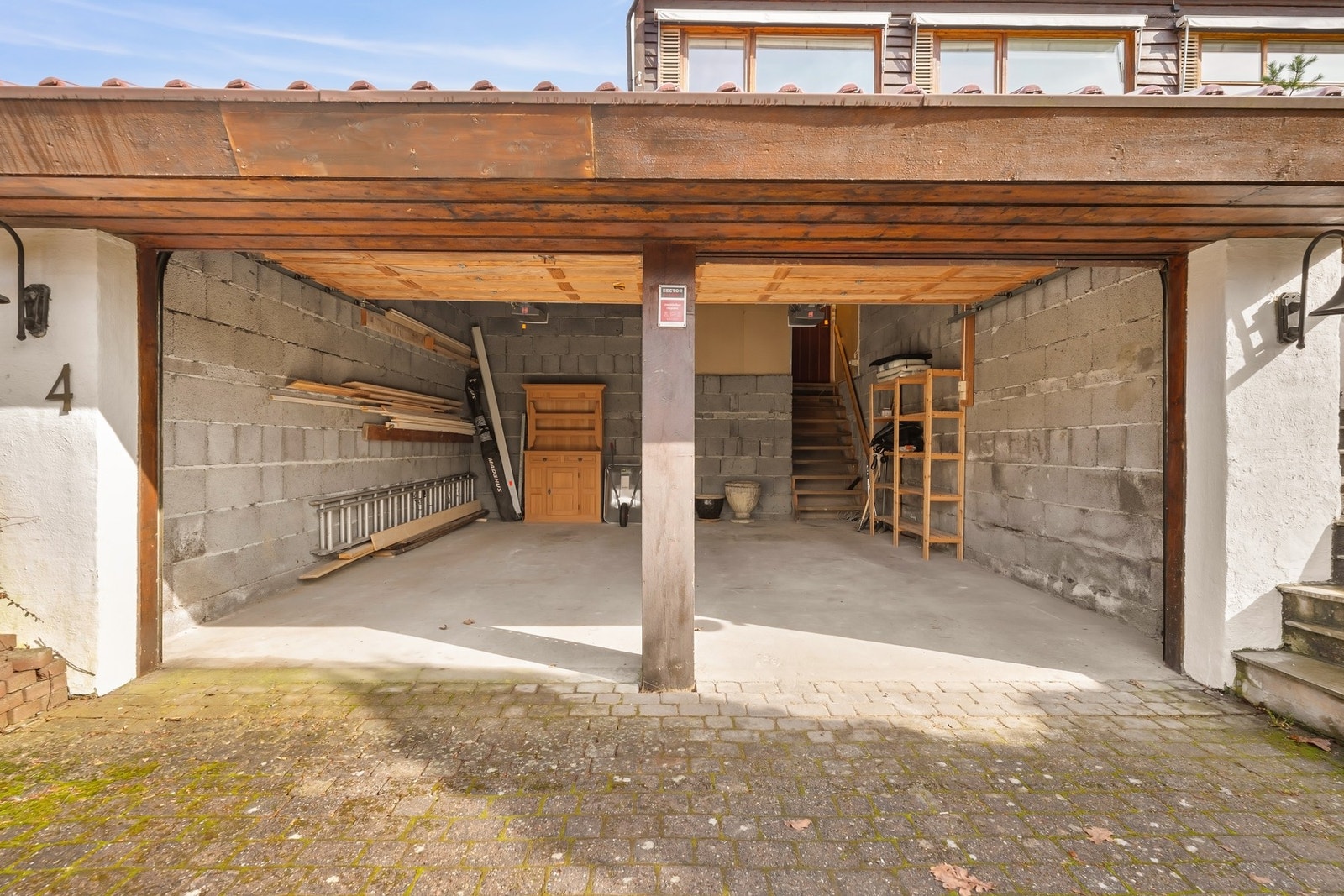 Dobbelgarasje med trapp opp til entré Galleribilde