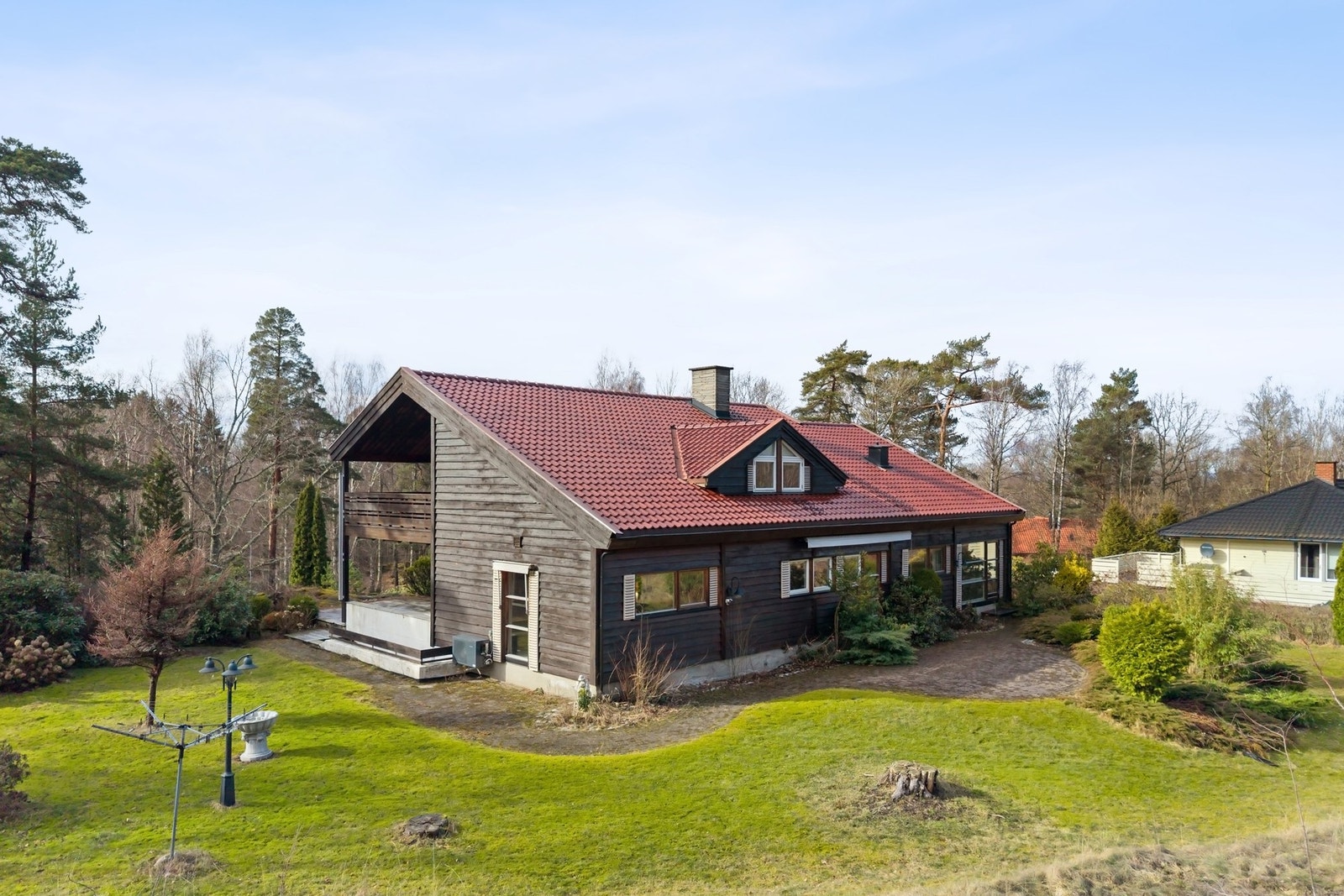 Stor og solrik tomt med en fin og opparbeidet hage Galleribilde