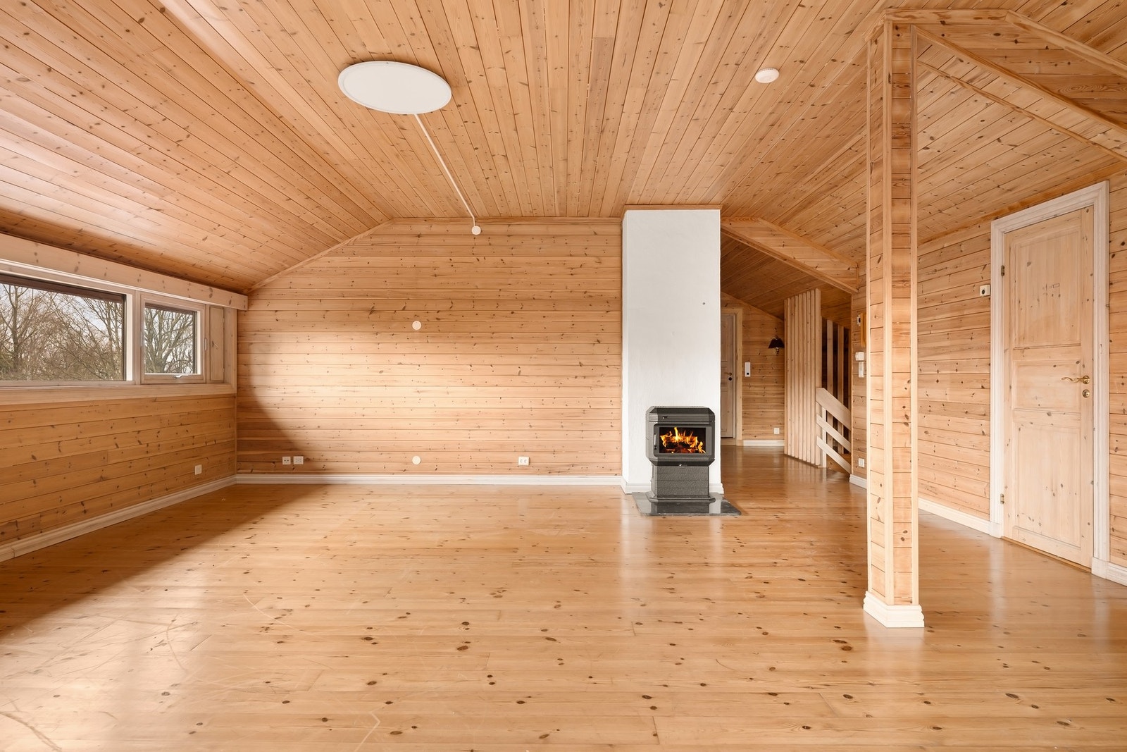 Toppetasjen er innredet med en romslig stue, 5 soverom, stor bod og bad Galleribilde