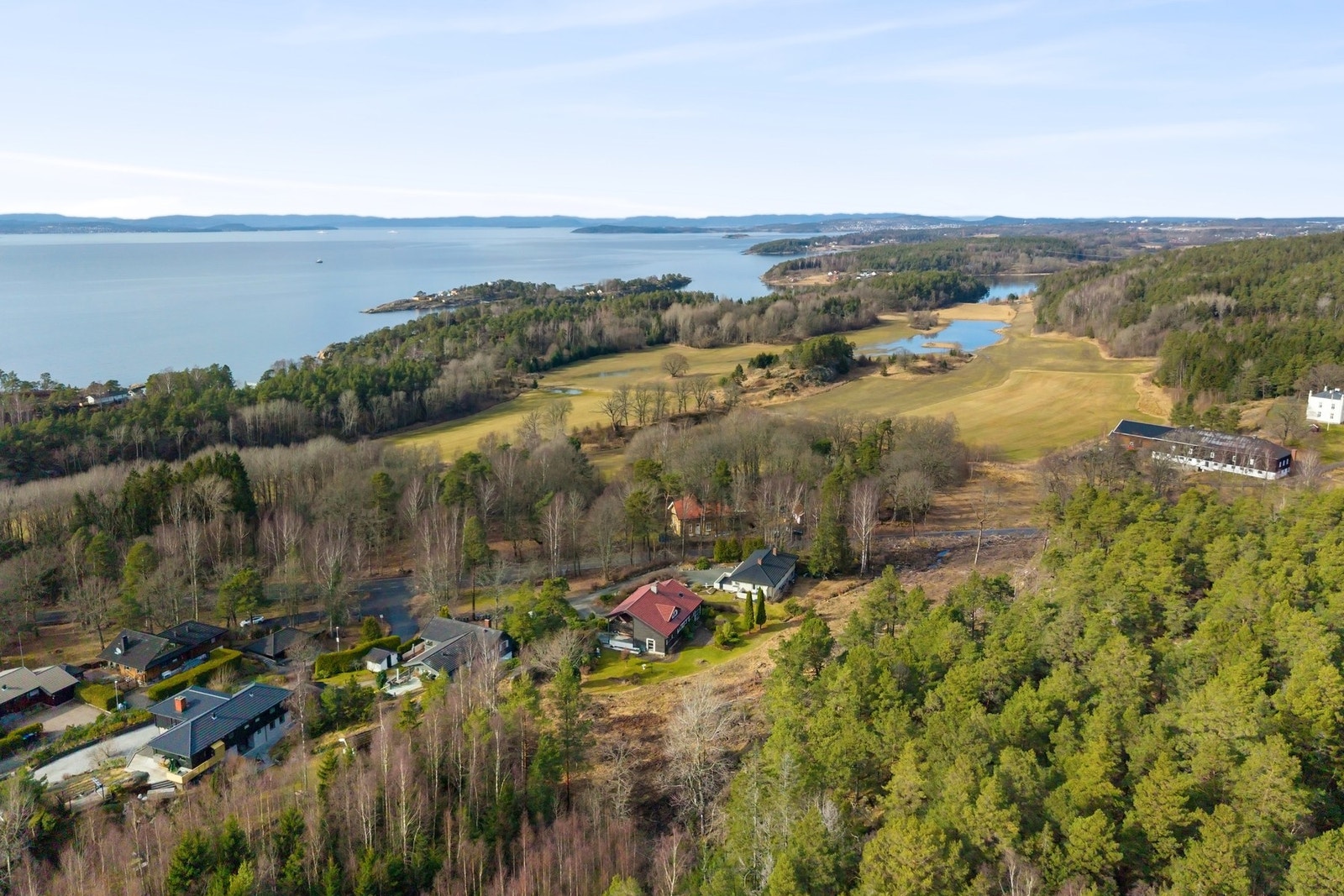 En stor og innholdsrik enebolig beliggende i Larkollen Galleribilde