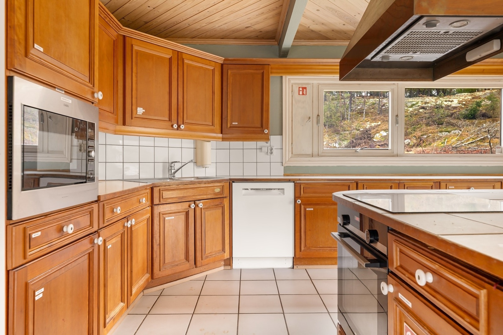 Stort kjøkken med god skap- og benkeplass Galleribilde