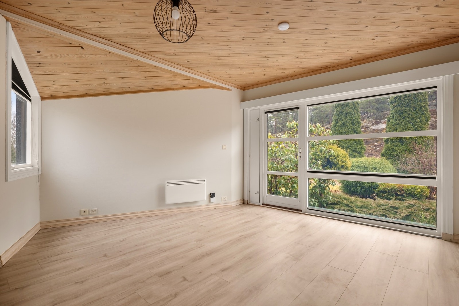 Hovedsoverommet med god plass til dobbeltseng og garderobeløsning Galleribilde