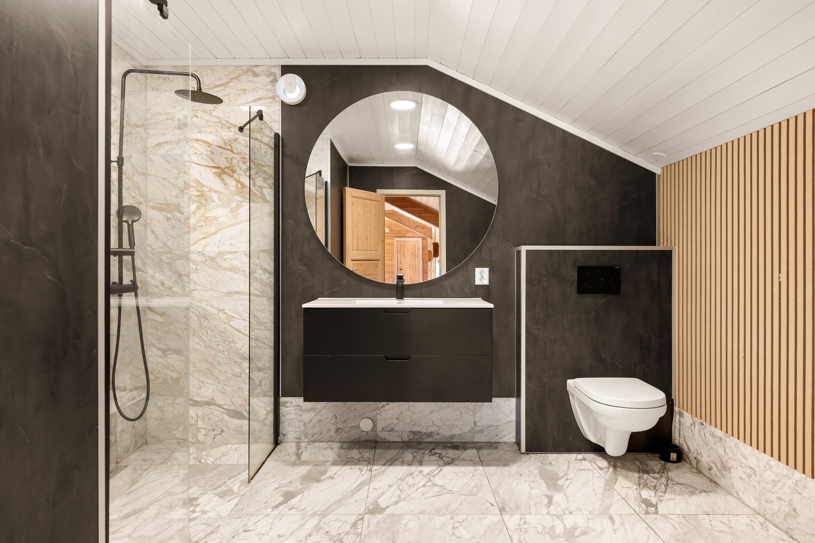 Badet i 2. etasje ble pusset opp i 2024 Galleribilde