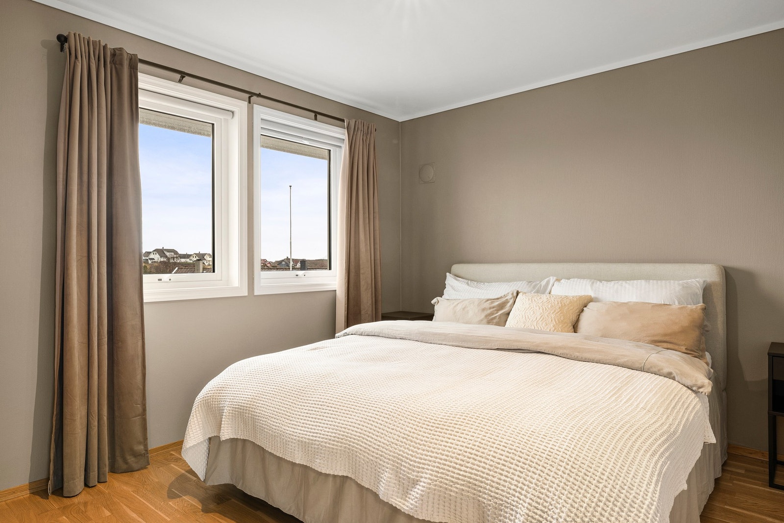 Rommet har plass til seng av god størrelse samt ønsket garderobeløsning Galleribilde