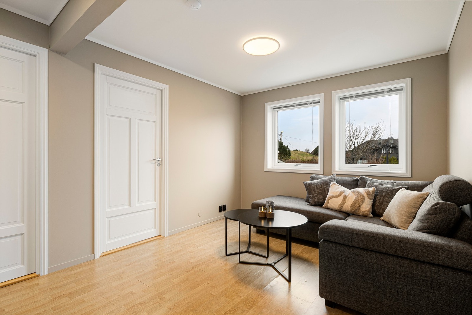 Underetasjen byr på en fleksibel planløsning med flere bruksmuligheter. Her finner du en koselig TV-stue på 14 m², tre soverom (8 m², 8 m² og 9 m²), bad på 6,5 m², romslig gang med trapp (15 m²), samt praktiske tilleggsrom som bod under trapp (1 m²) og va Galleribilde