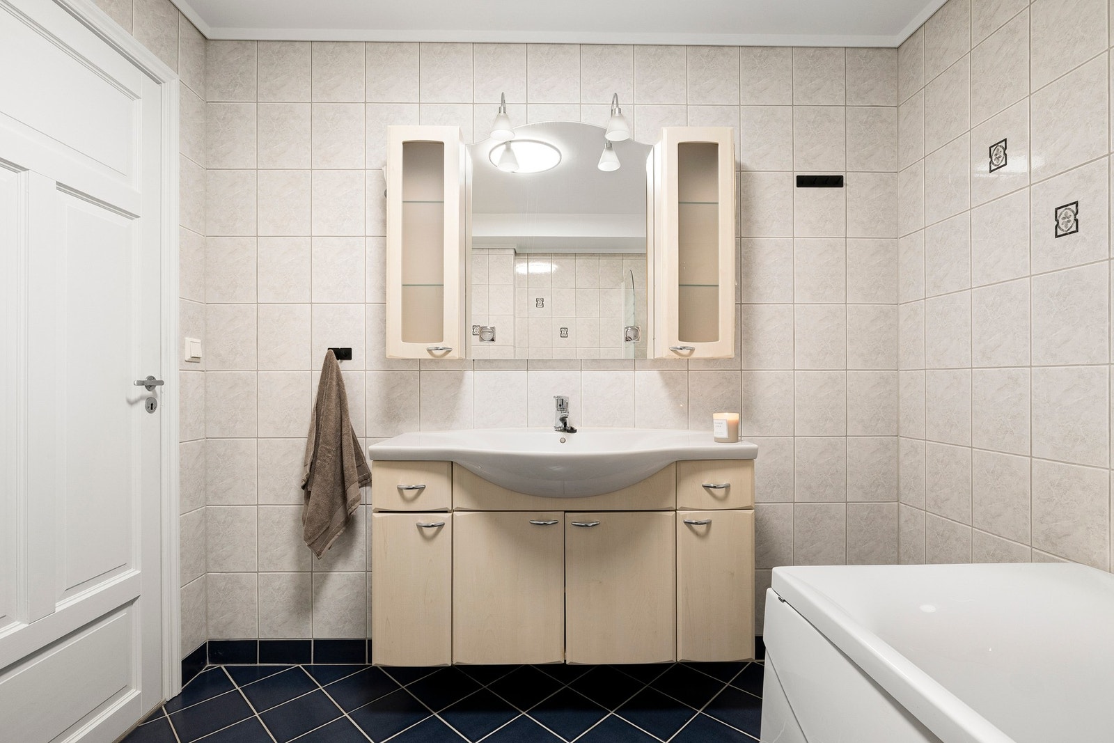 Vannbåren gulvvarme, varmepumpe og peis sørger for komfort året rundt Galleribilde