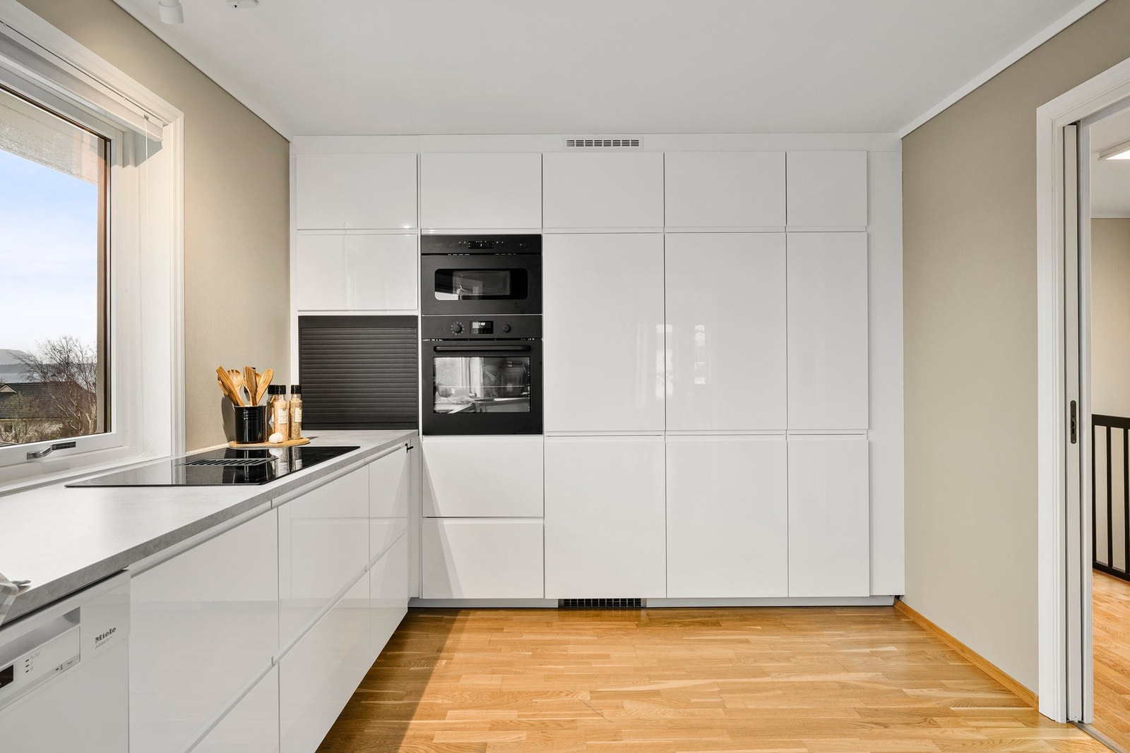 De integrerte hvitevarene bidrar til det helhetlige uttrykket, samtidig som de sparer plass Galleribilde