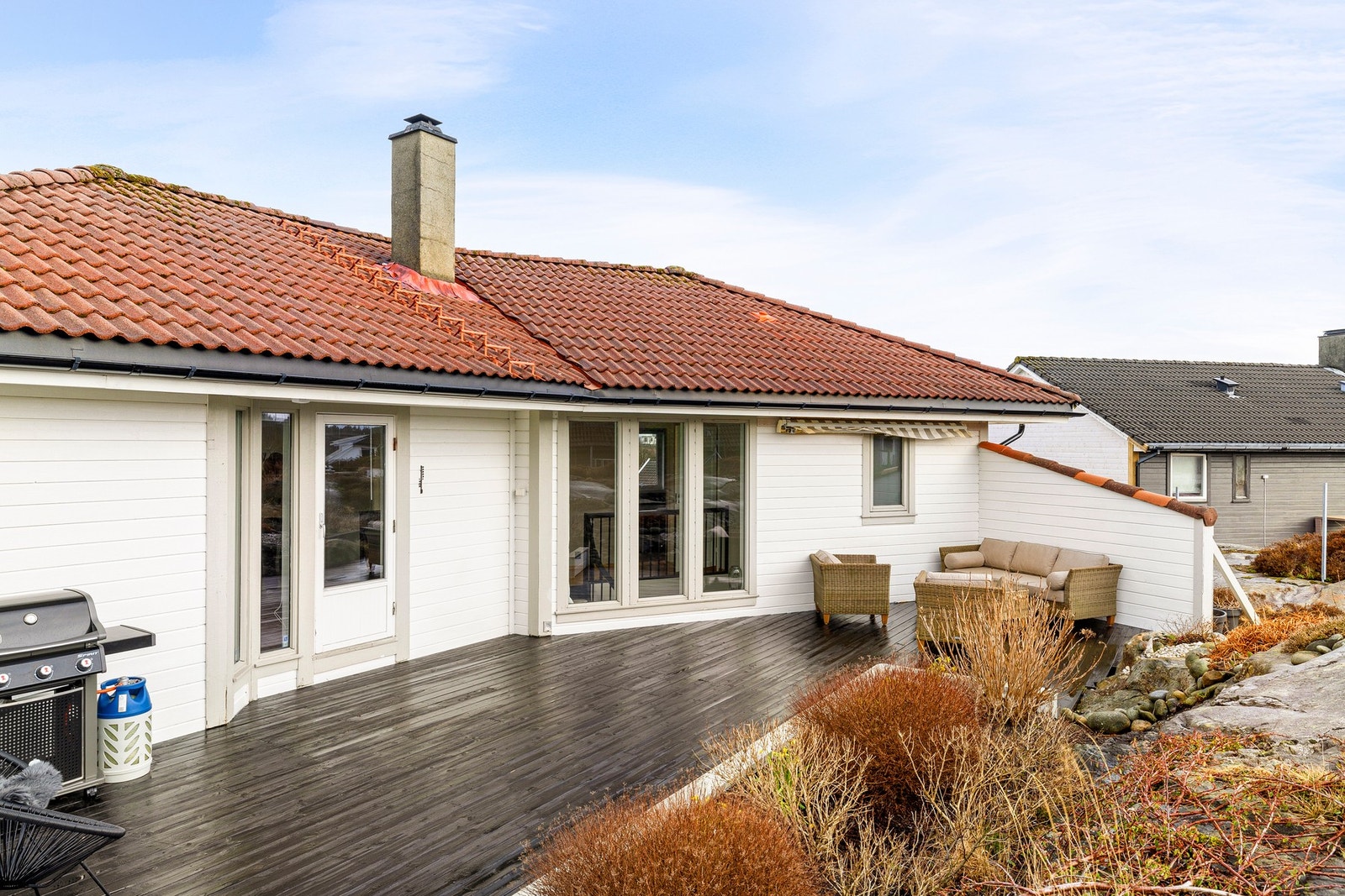 Fra stuen har man utgang til uteplass/terrasse som funksjoneres som en forlengelse av stue Galleribilde