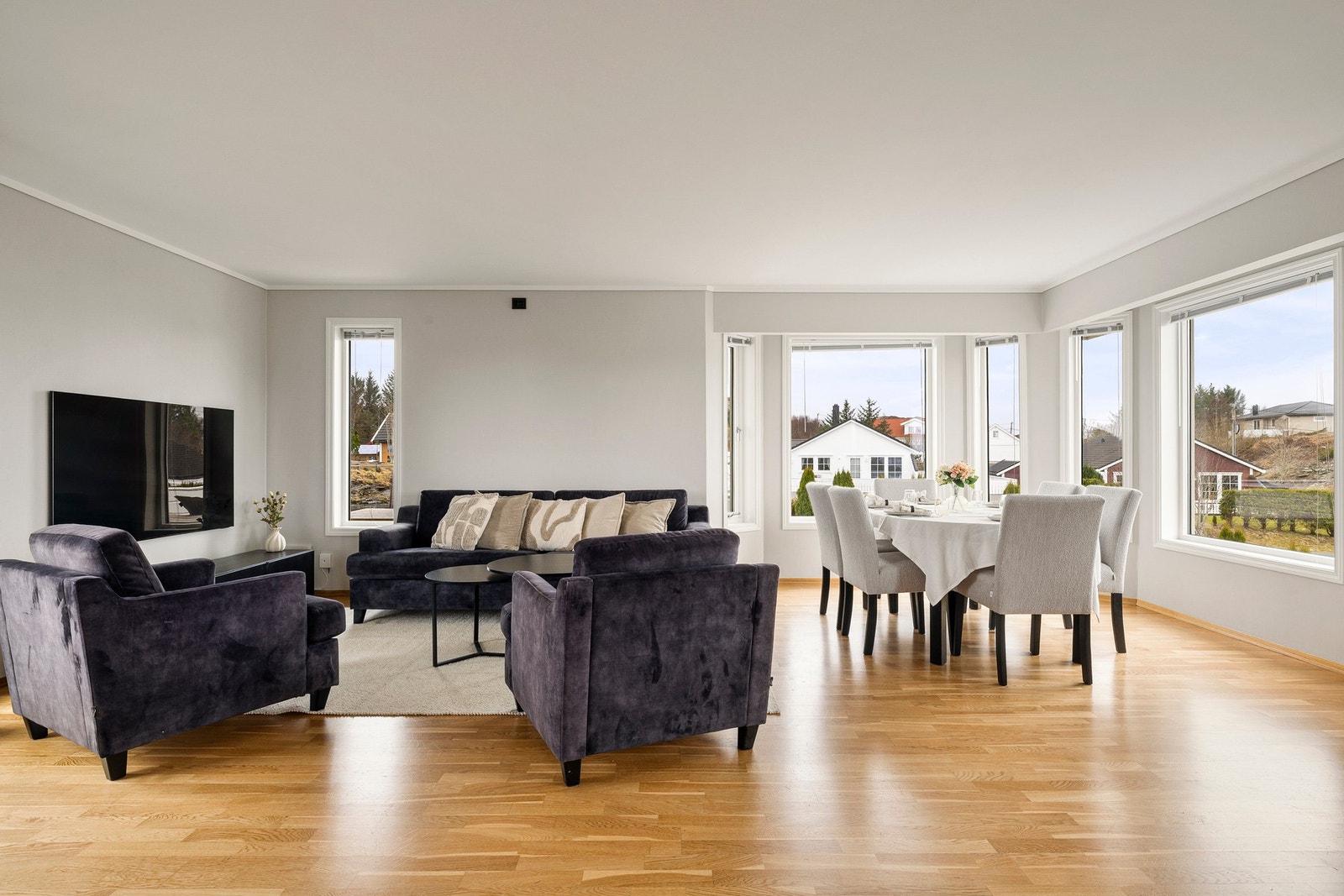 Med kystlandskap, solrik beliggenhet og store uteområder, venter denne innholdsrike boligen på deg som vil flytte rett inn og på kortsikt/ langsikt vil forme ditt egen hjem. Galleribilde