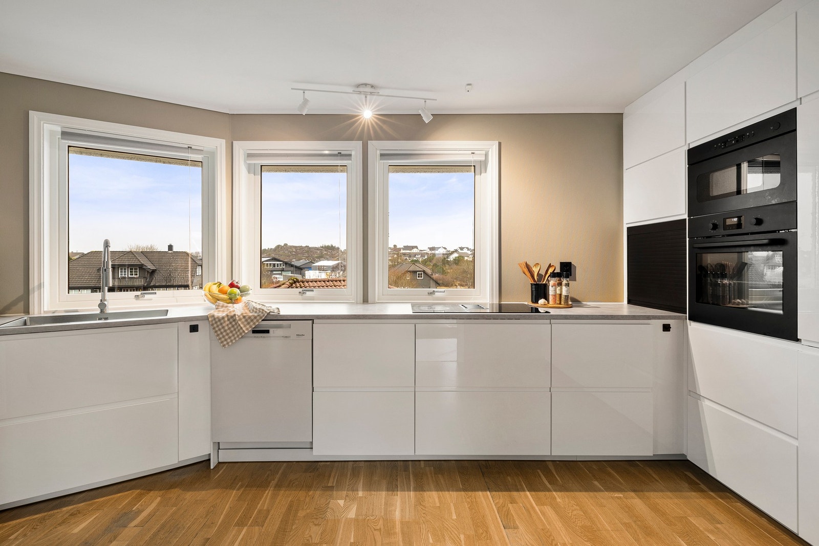 Skuffene og skapene er utstyrt med smarte oppbevaringsløsninger som gjør det enkelt å organisere kjøkkenutstyret og råvarene Galleribilde