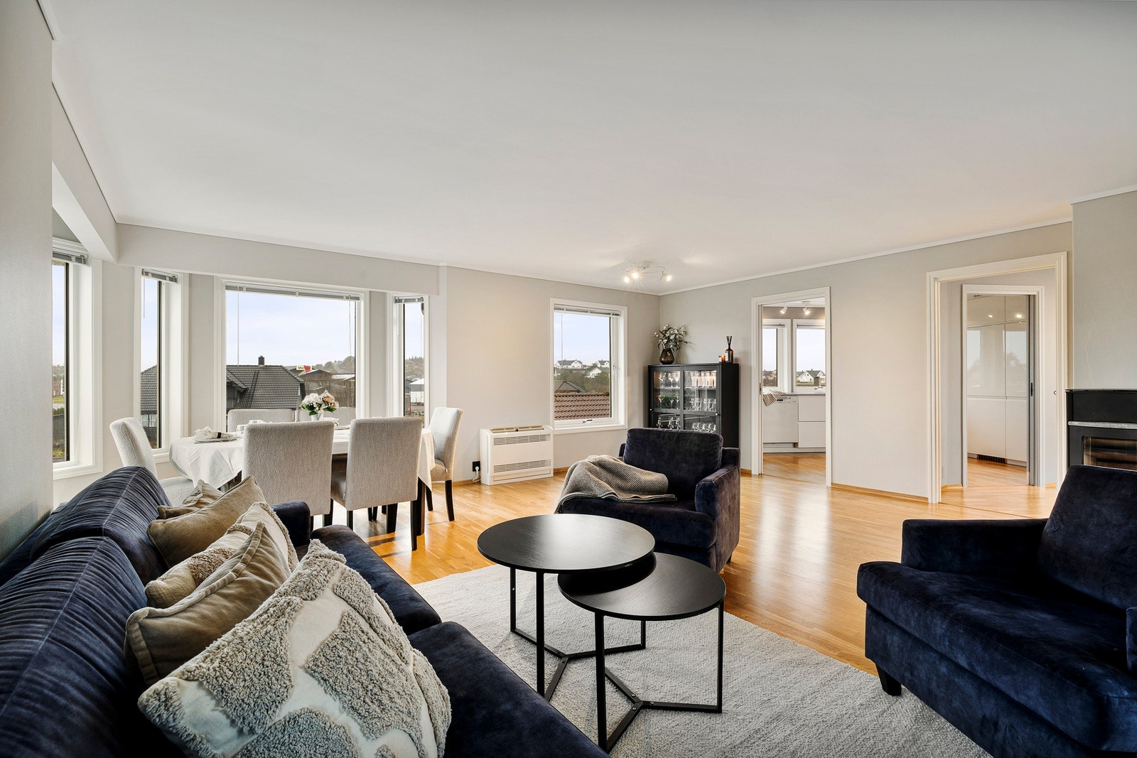 Videre inneholder etasjen en innbydende hall med trapp (11 m²), et soverom på 12,5 m² samt et pent bad på 7 m² Galleribilde