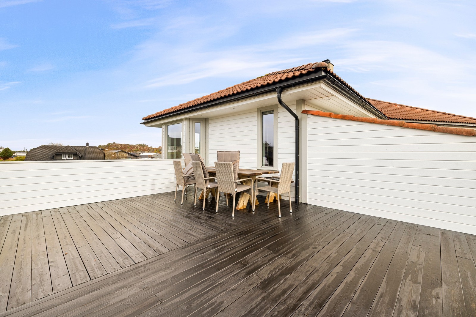 Uteområdene er romslige og gir gode muligheter for lek, rekreasjon og sosiale sammenkomster i naturskjønne omgivelser Galleribilde