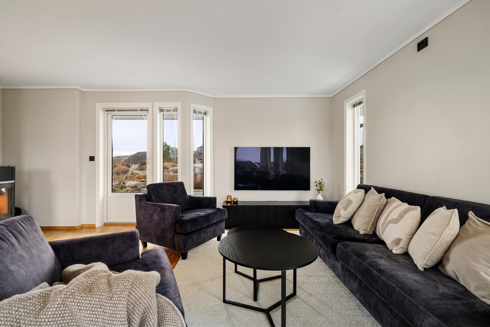 Den romslige stuen på hele 35 m² gir rikelig med plass til både sofagruppe og spiseavdeling, og blir et naturlig samlingspunkt i hjemmet. Galleribilde