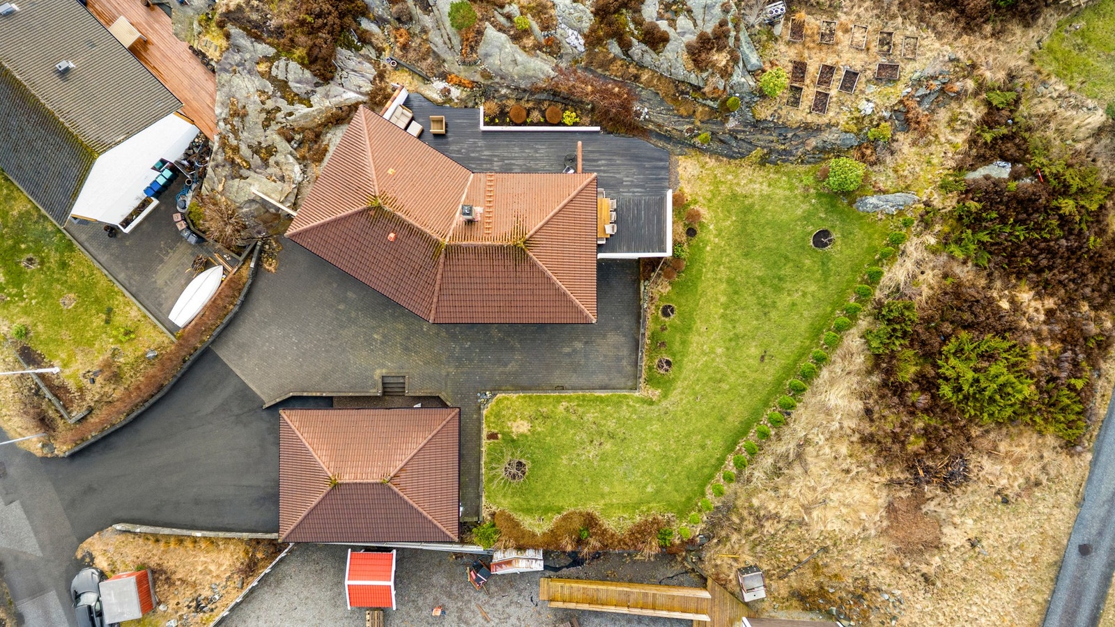 Fra huset er det trygg vei for barna til lek og moro. Nærmeste dagligvarebutikk på Rong senter en kort kjøretur unna Galleribilde