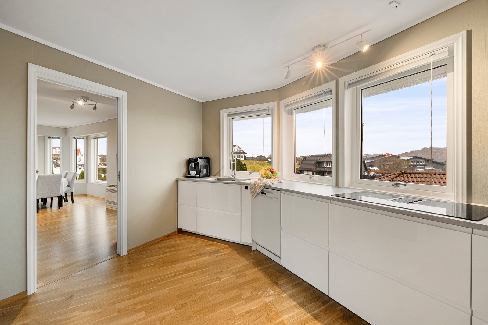 Kjøkkenet er utformet med fokus på funksjonalitet Galleribilde