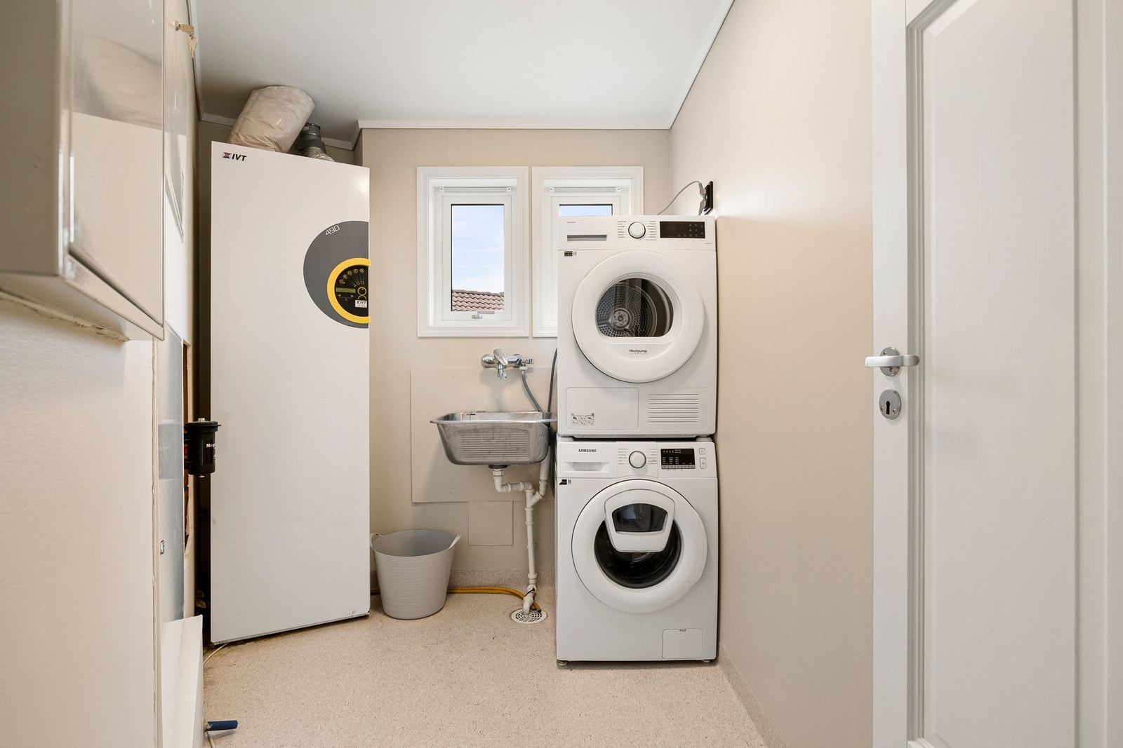 Eget vaskerom som gjør plassen på bad besparende Galleribilde