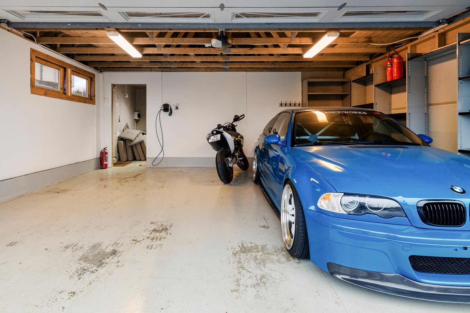 Eiendommen har også et frittstående garasjehus med god lagrings- og parkeringsplass, bestående av garasje på 36 m², bod på 10 m² og en isolert bod på 6 m² - perfekt for hobby, oppbevaring eller verksted Galleribilde