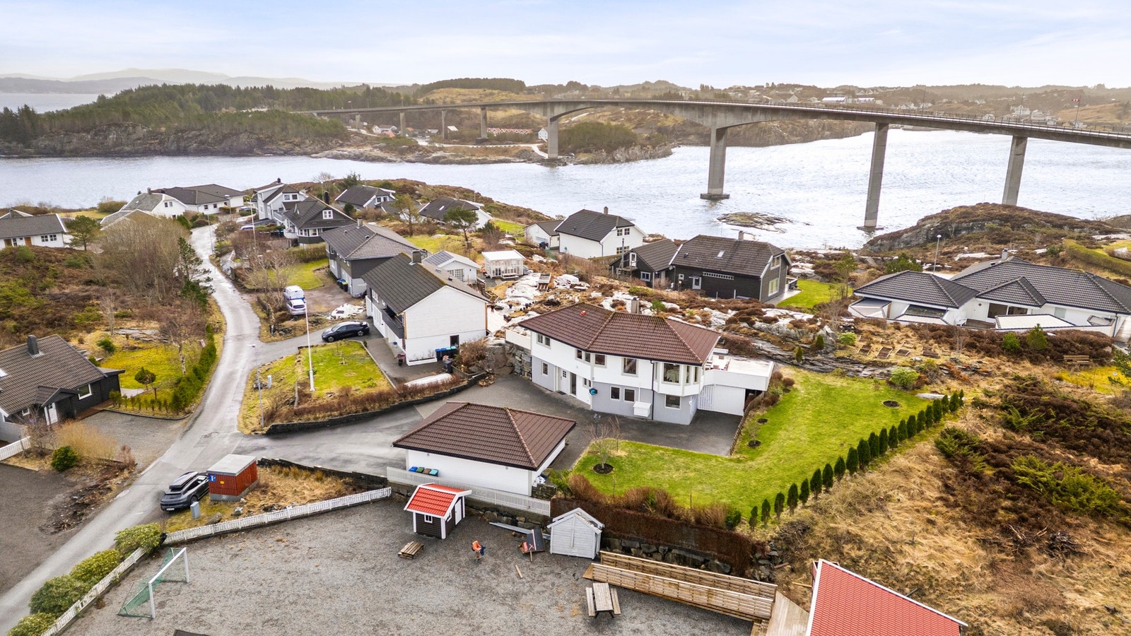 Beliggenheten gir kort kjørevei til kai/naust, Rong kjøpesenter og Sartor senter på Straume med alt du trenger av fasiliteter Galleribilde
