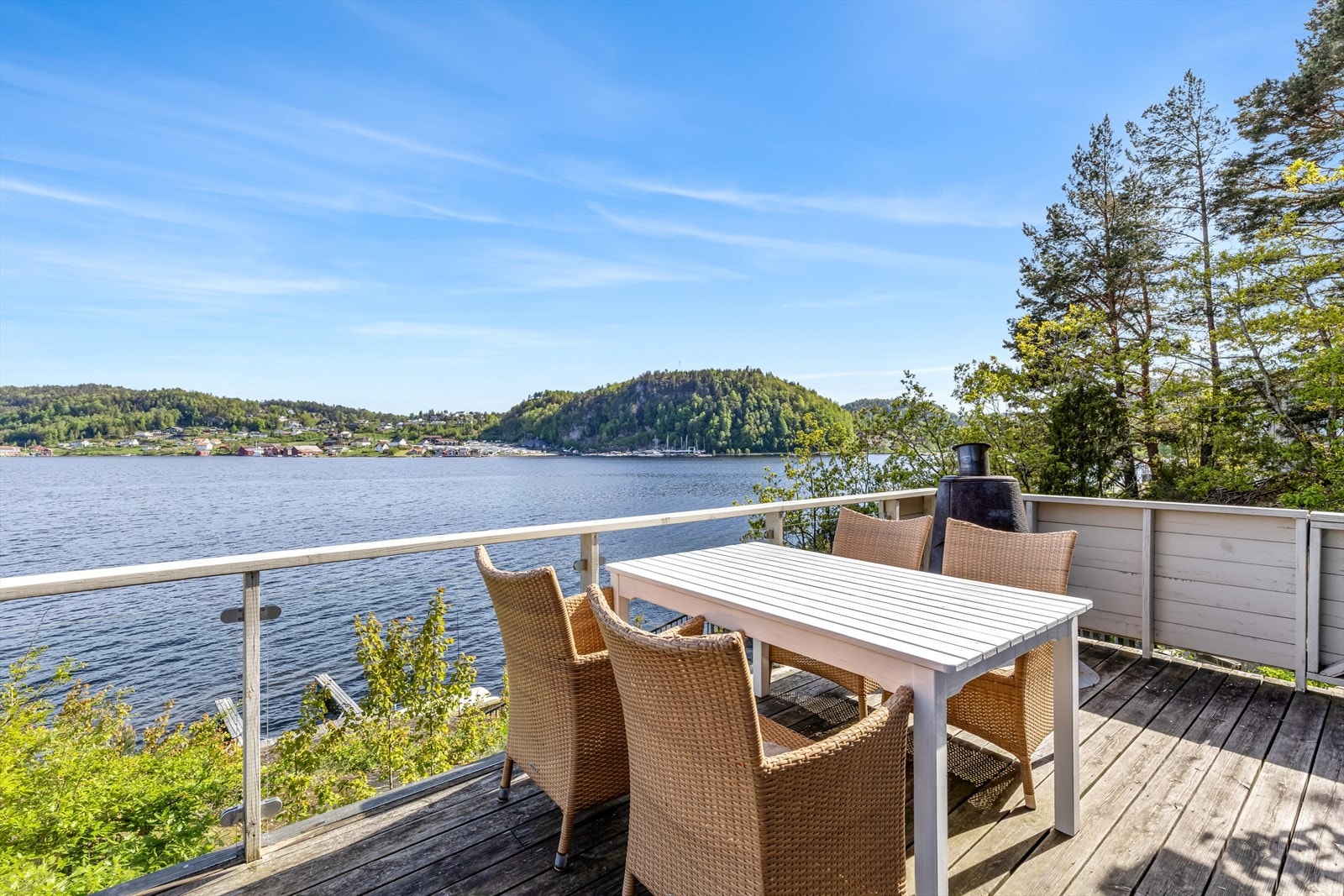 Hyggelig terrasse med plass til utemøblement Galleribilde