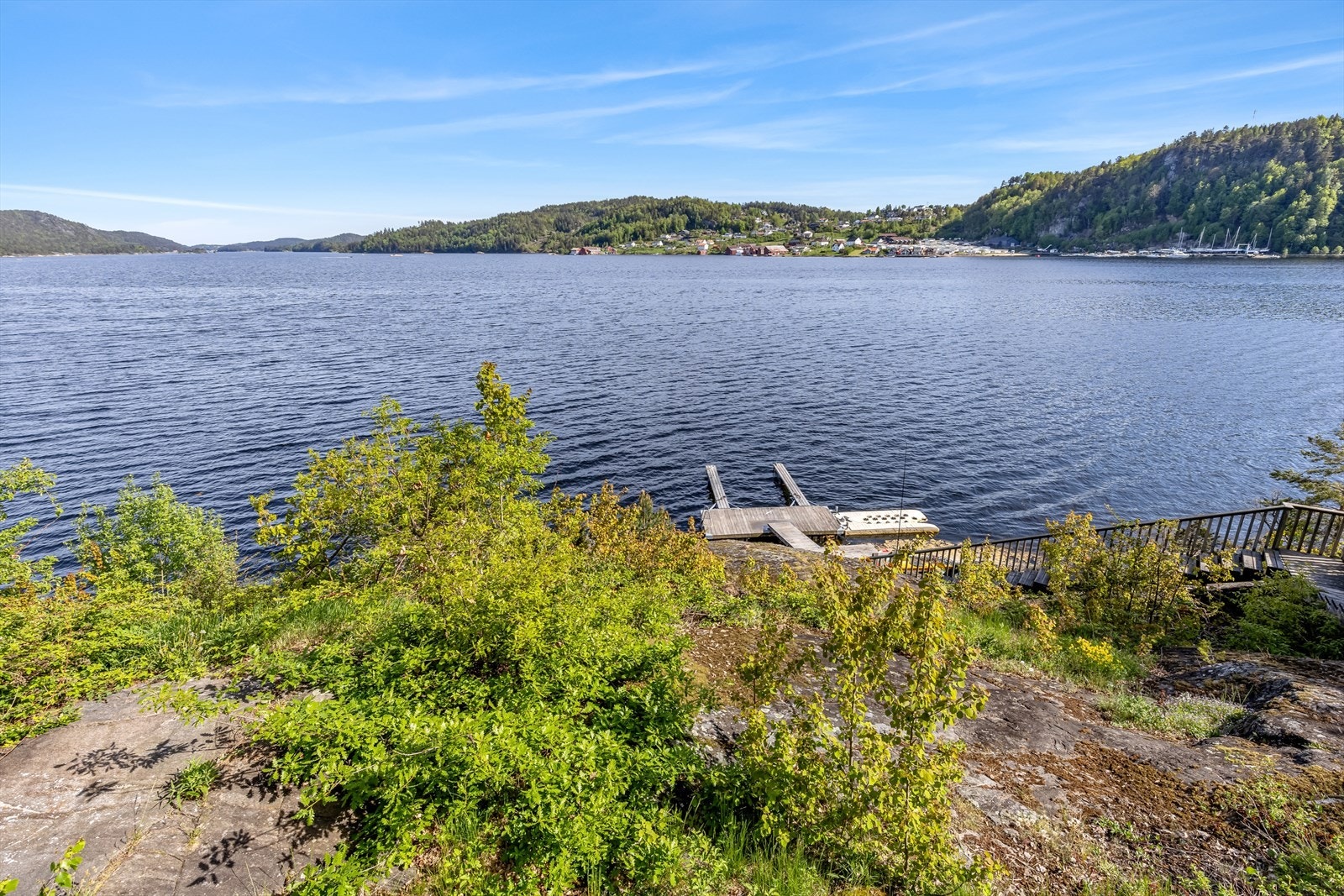 Det er kun den innerste delen av brygga som står på eiendommen i dag. Flytebrygge og utliggere er fjernet etter bildene ble tatt. Galleribilde