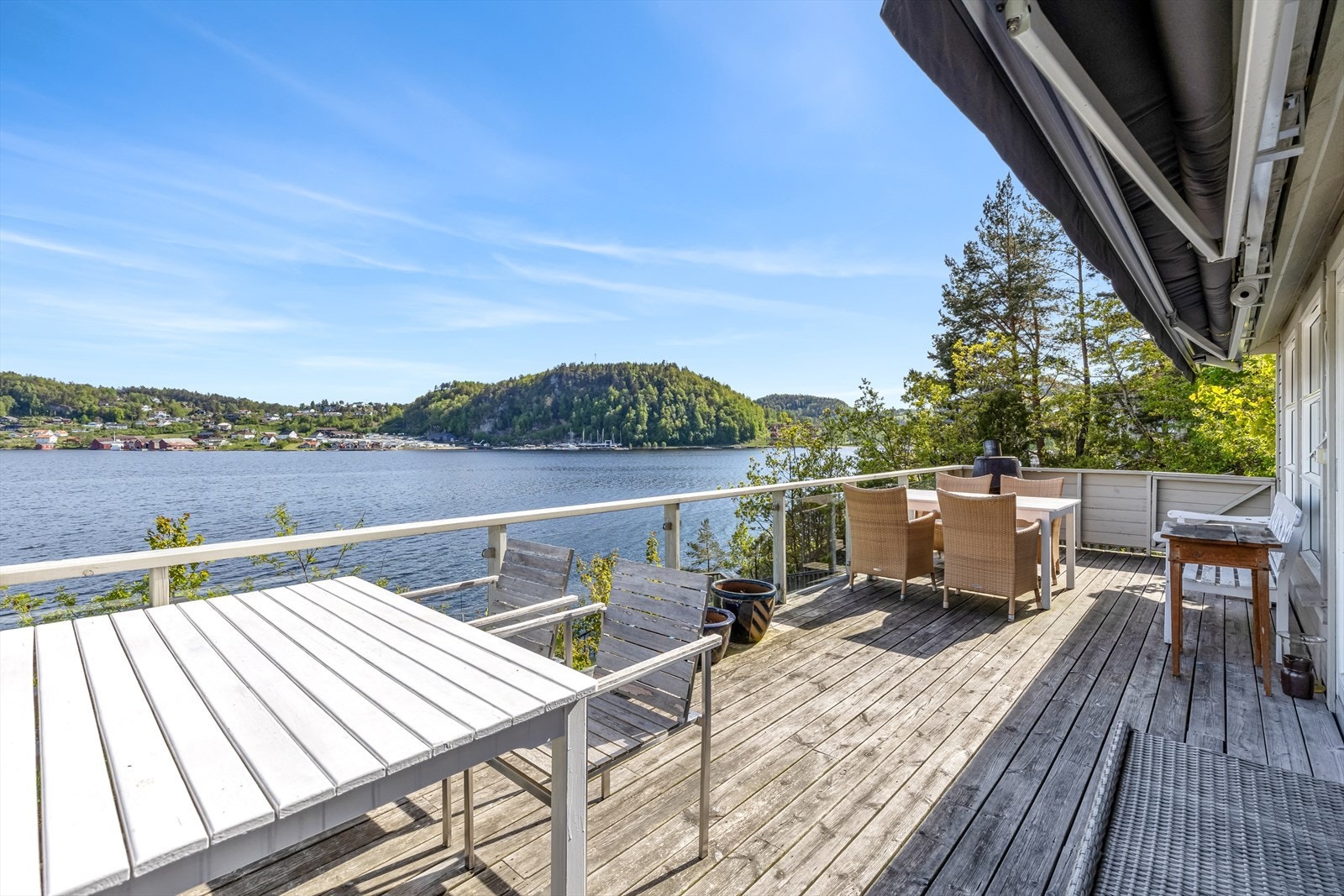 Nydelig utsikt fra terrasse - her kan man nyte sørlandssommeren! Galleribilde
